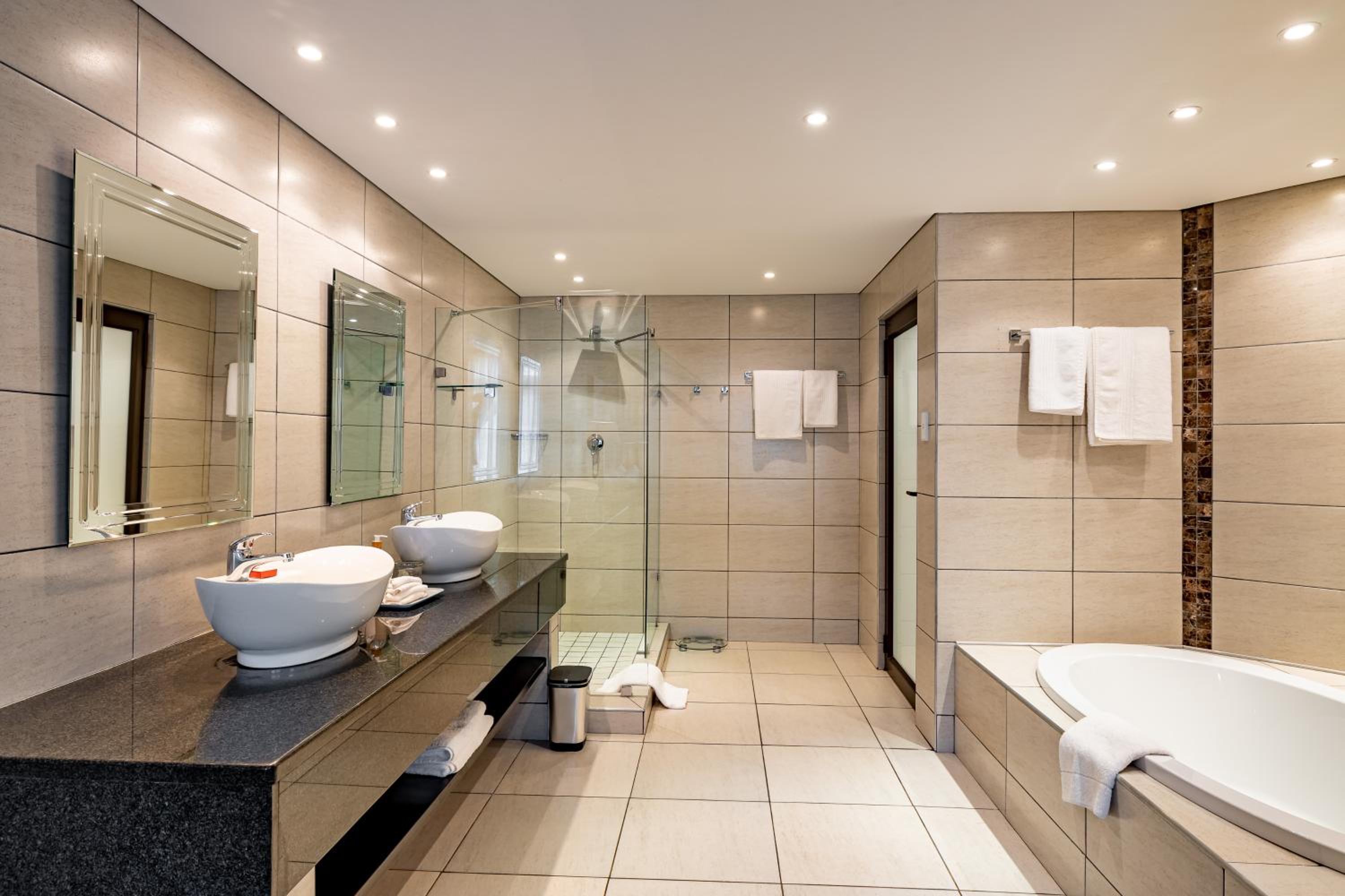 Executive Suite - Photo 16