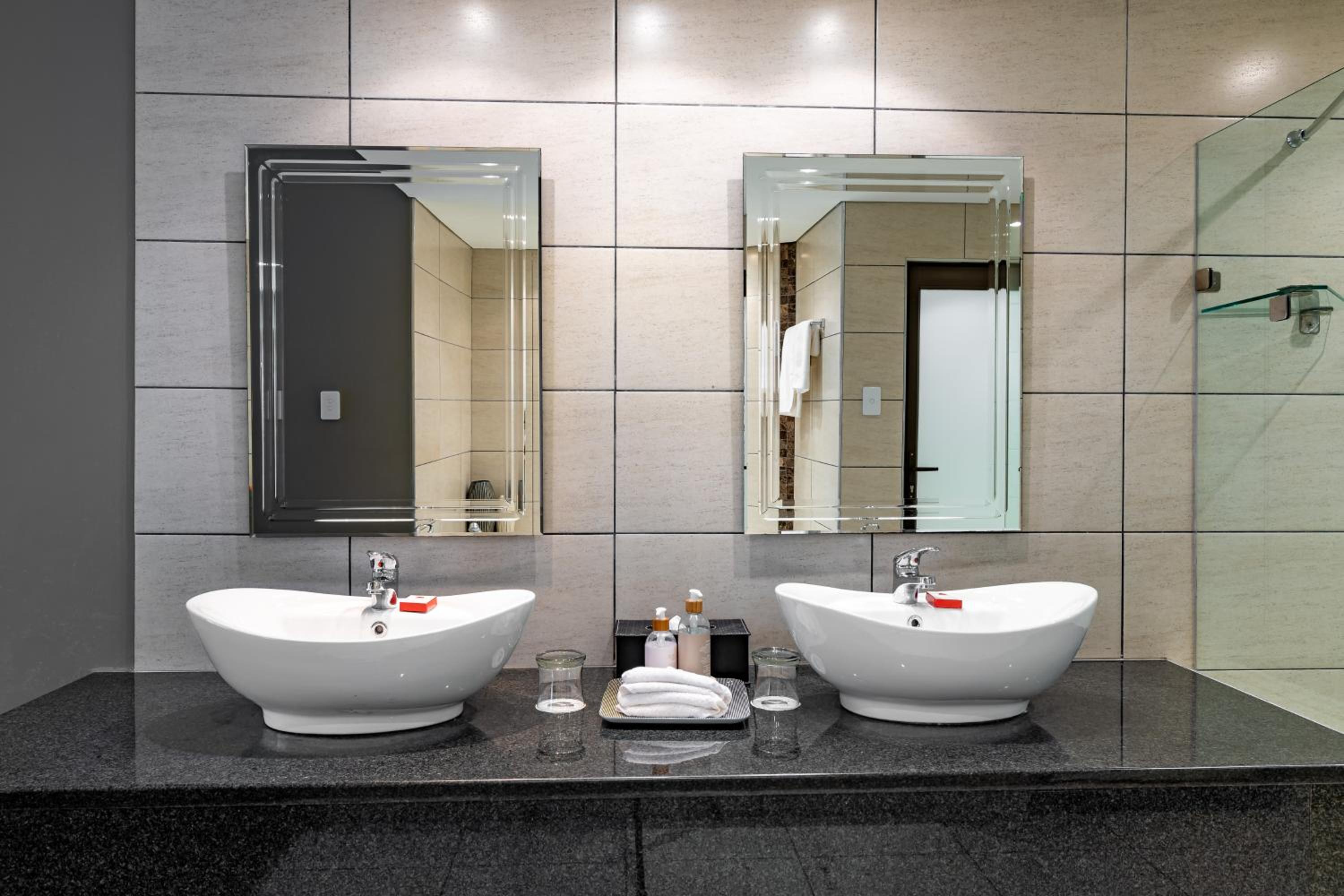 Executive Suite - Photo 2