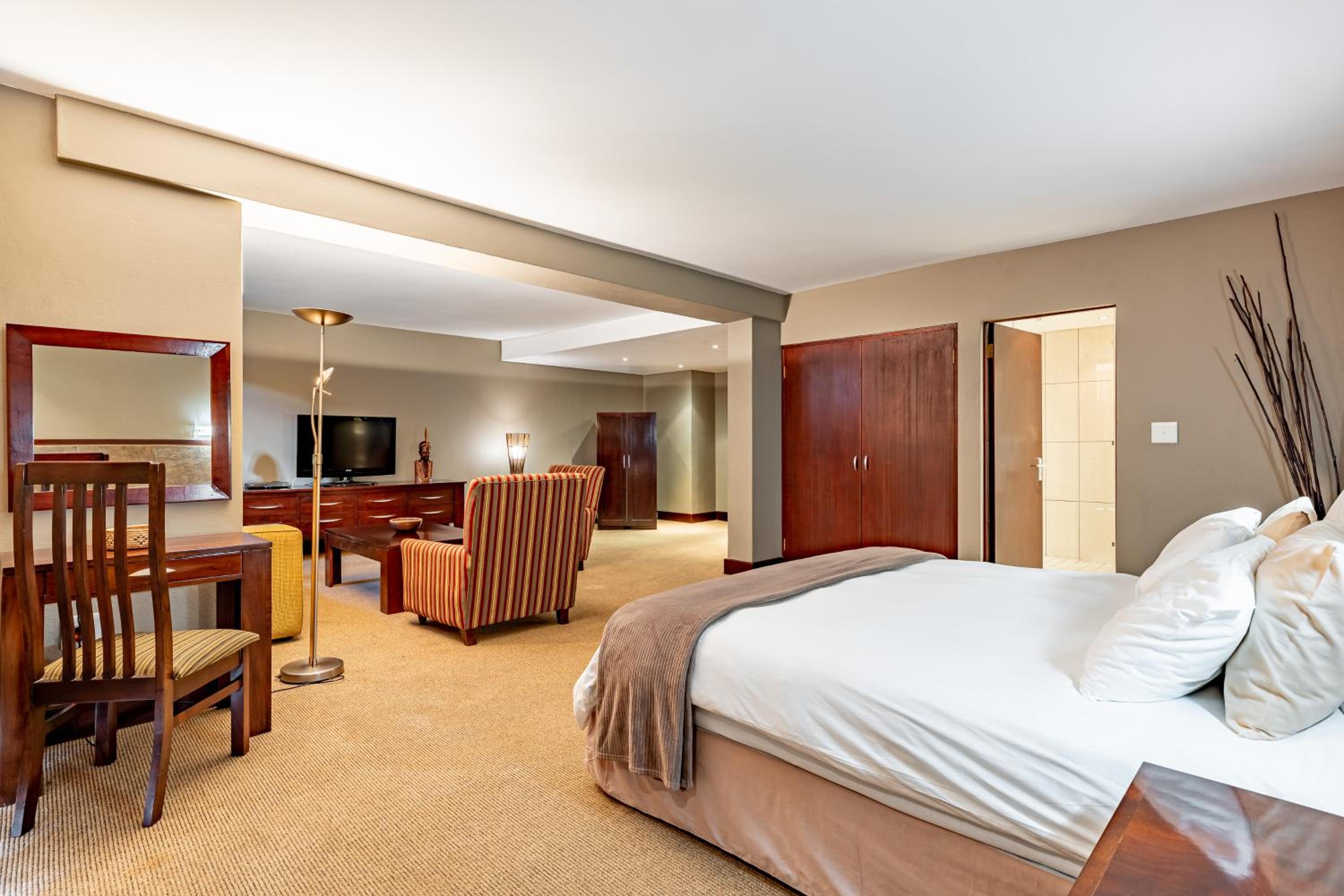 Executive Suite - Photo 9