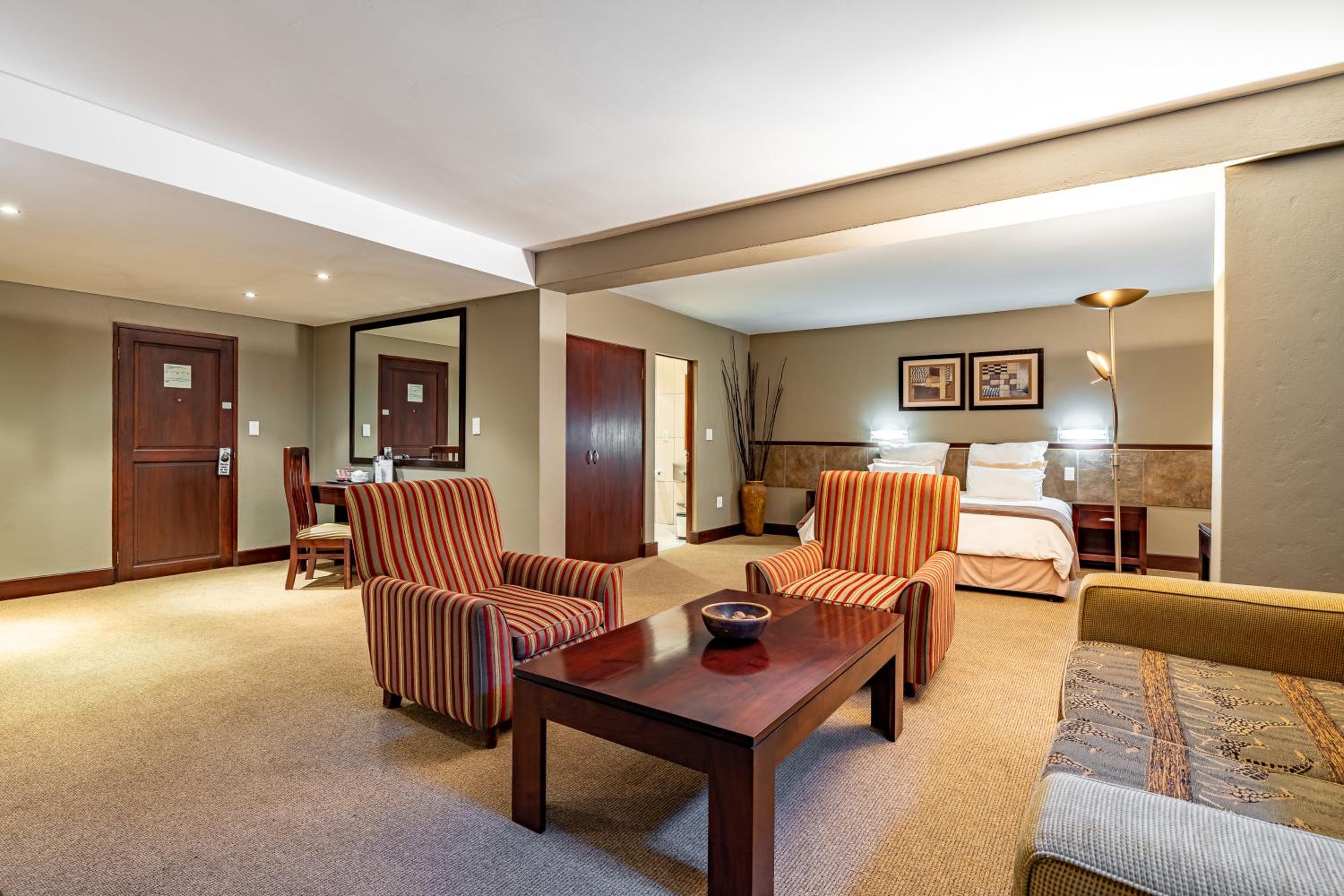 Executive Suite - Photo 11