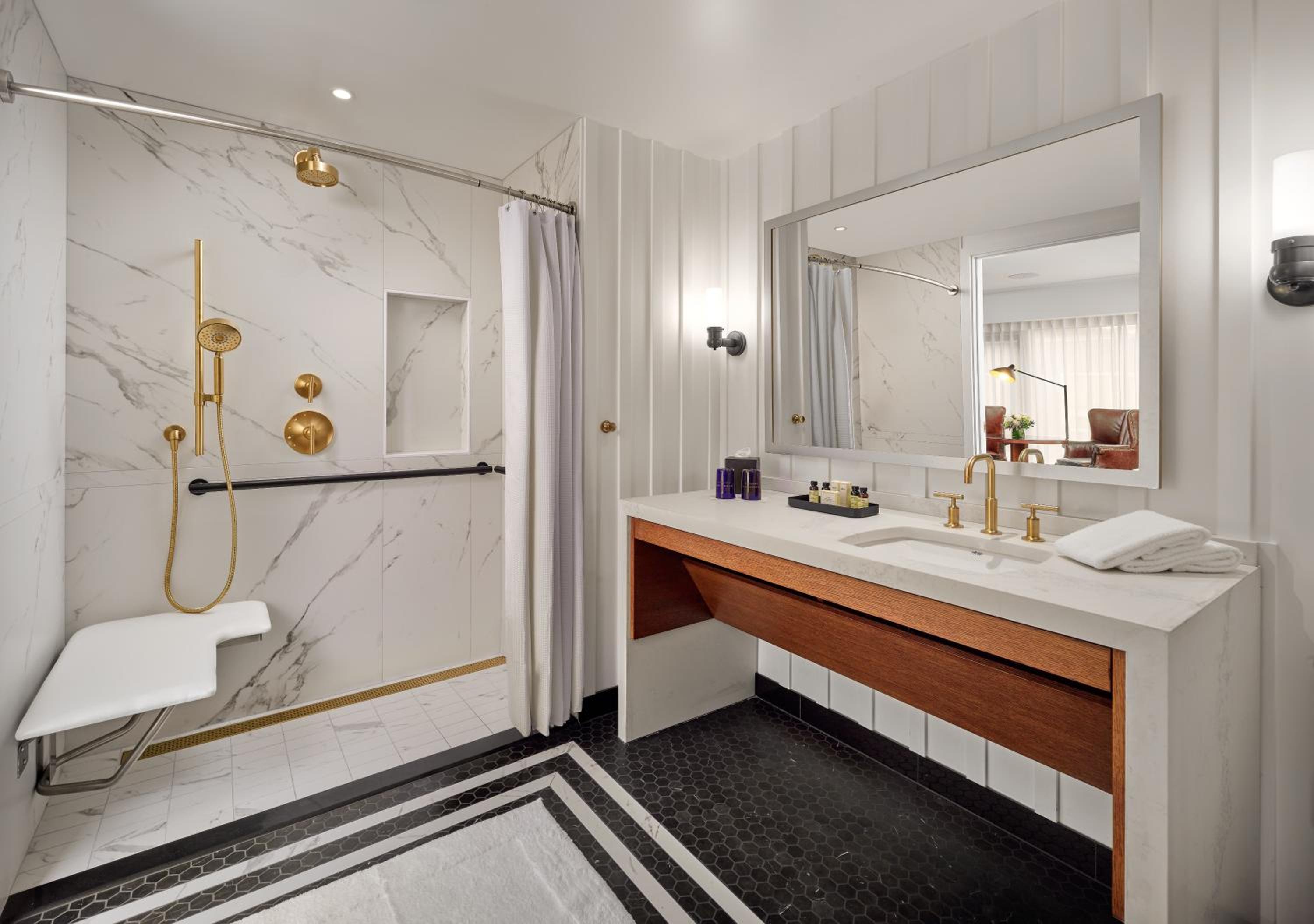 King Room with One King Bed (Non Smoking) (Accessible)
