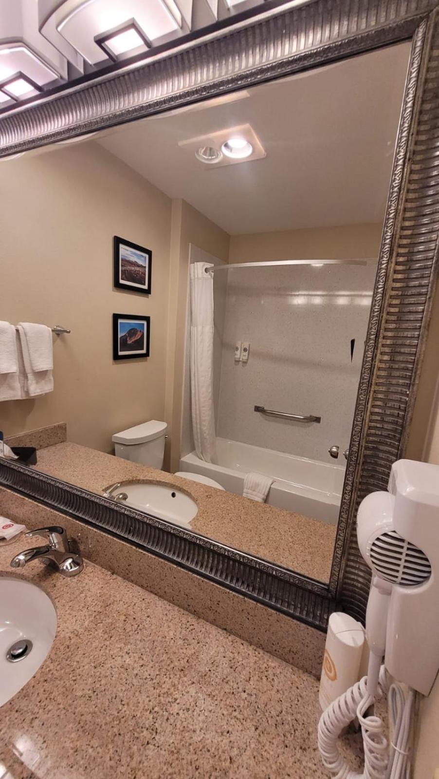 Queen Room with Two Queen Beds - Non-Smoking - Photo 4