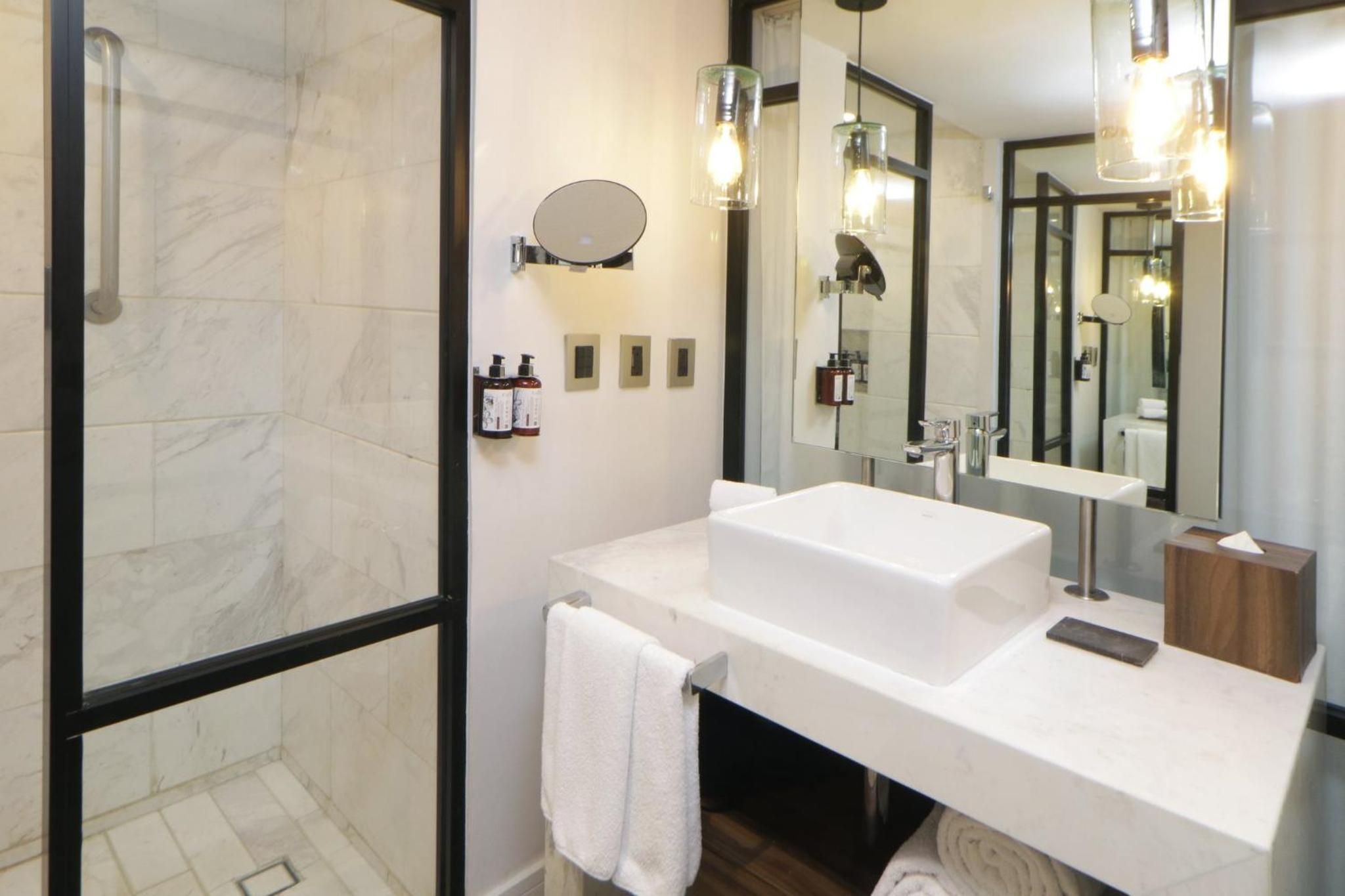 Standard King Room - Photo 9