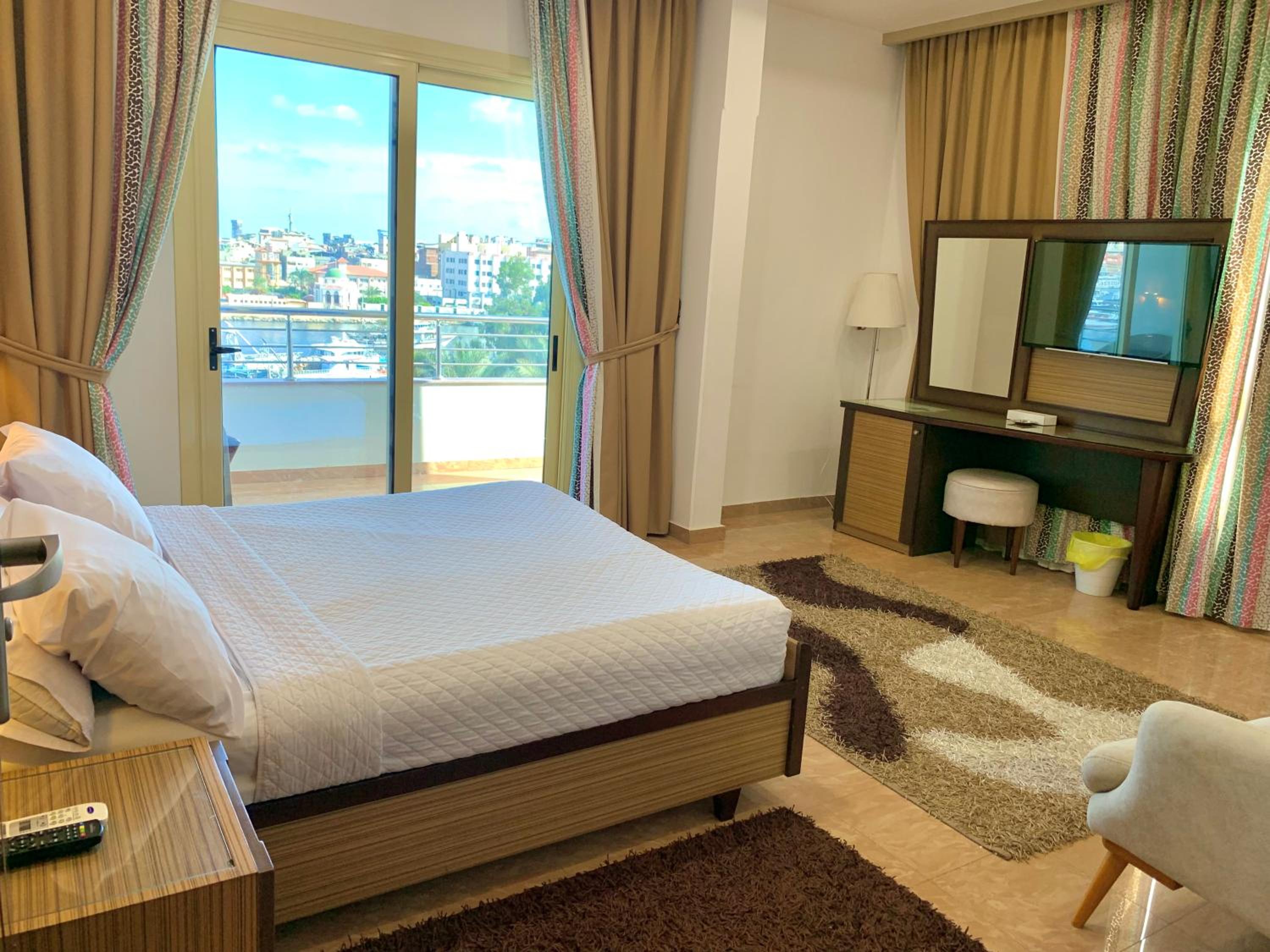 Superior Suite - Photo 9
