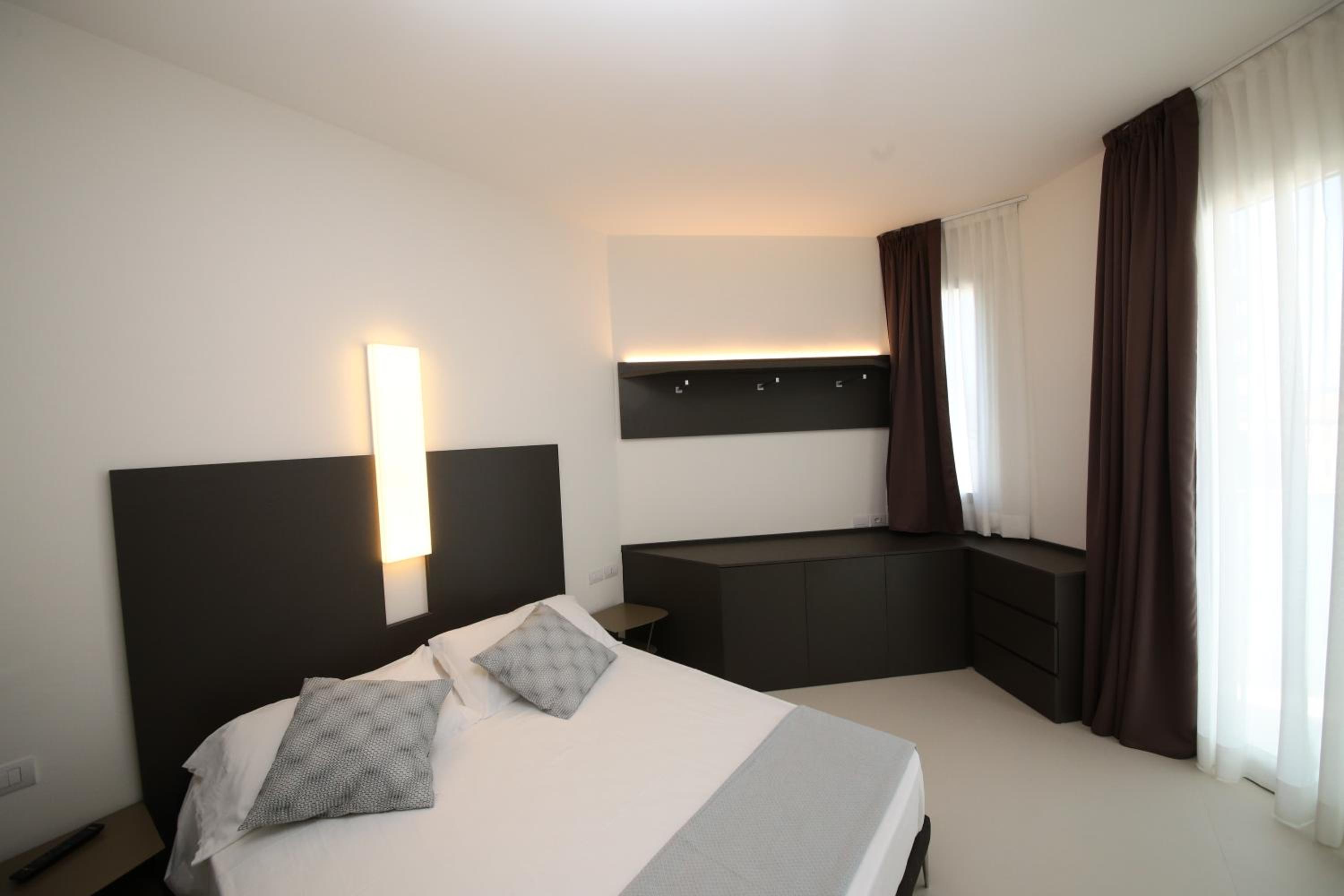 Deluxe One-Bedroom Apartment photo 2