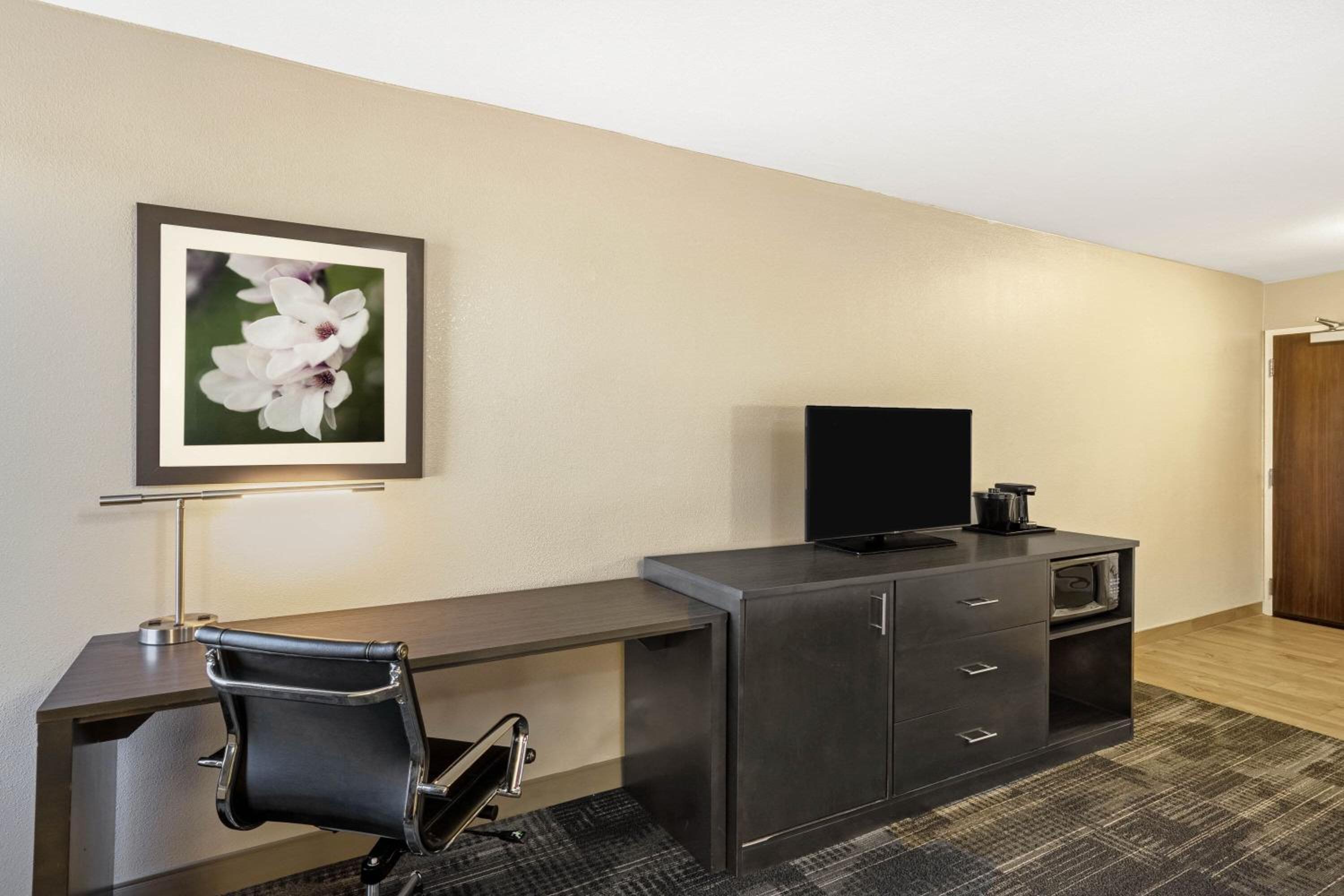 Deluxe King Room - Non-Smoking - Photo 4