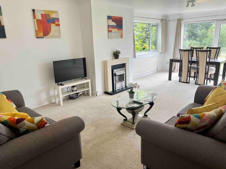 Six-Bedroom House photo 1