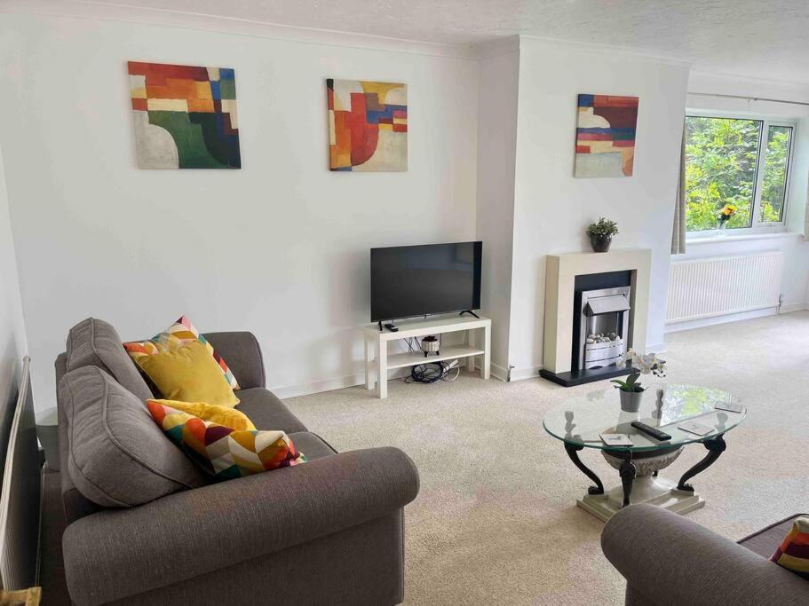 Six-Bedroom House photo 3