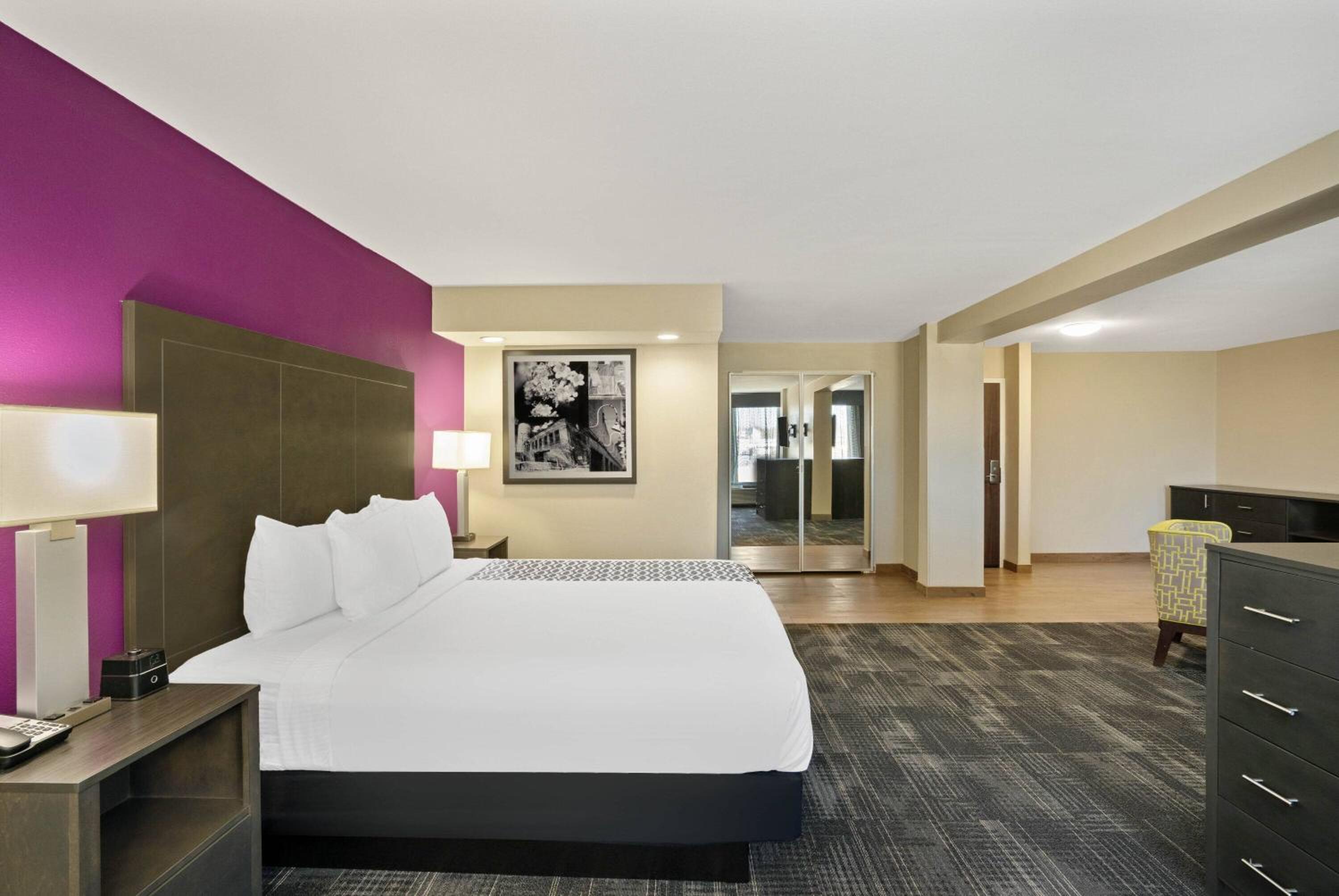 King Suite with Pool View - Non-Smoking - Photo 3