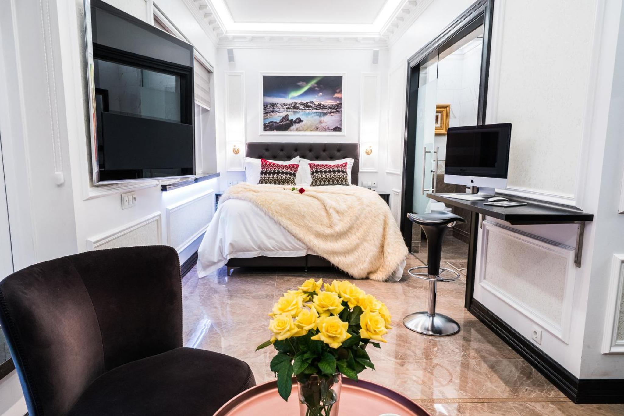 Suite with Hot Tub photo 1