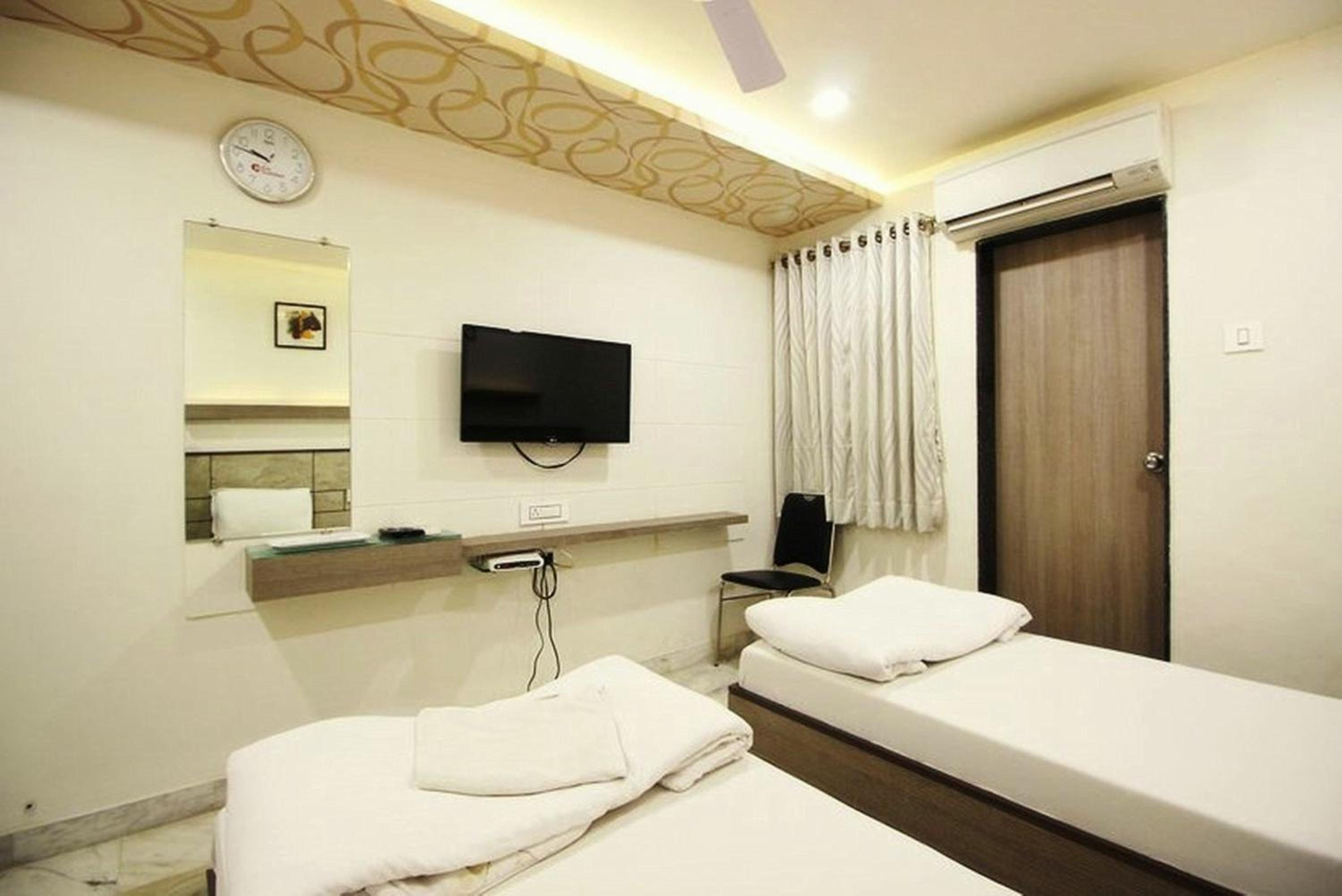 Standard Double or Twin Room - Photo 12