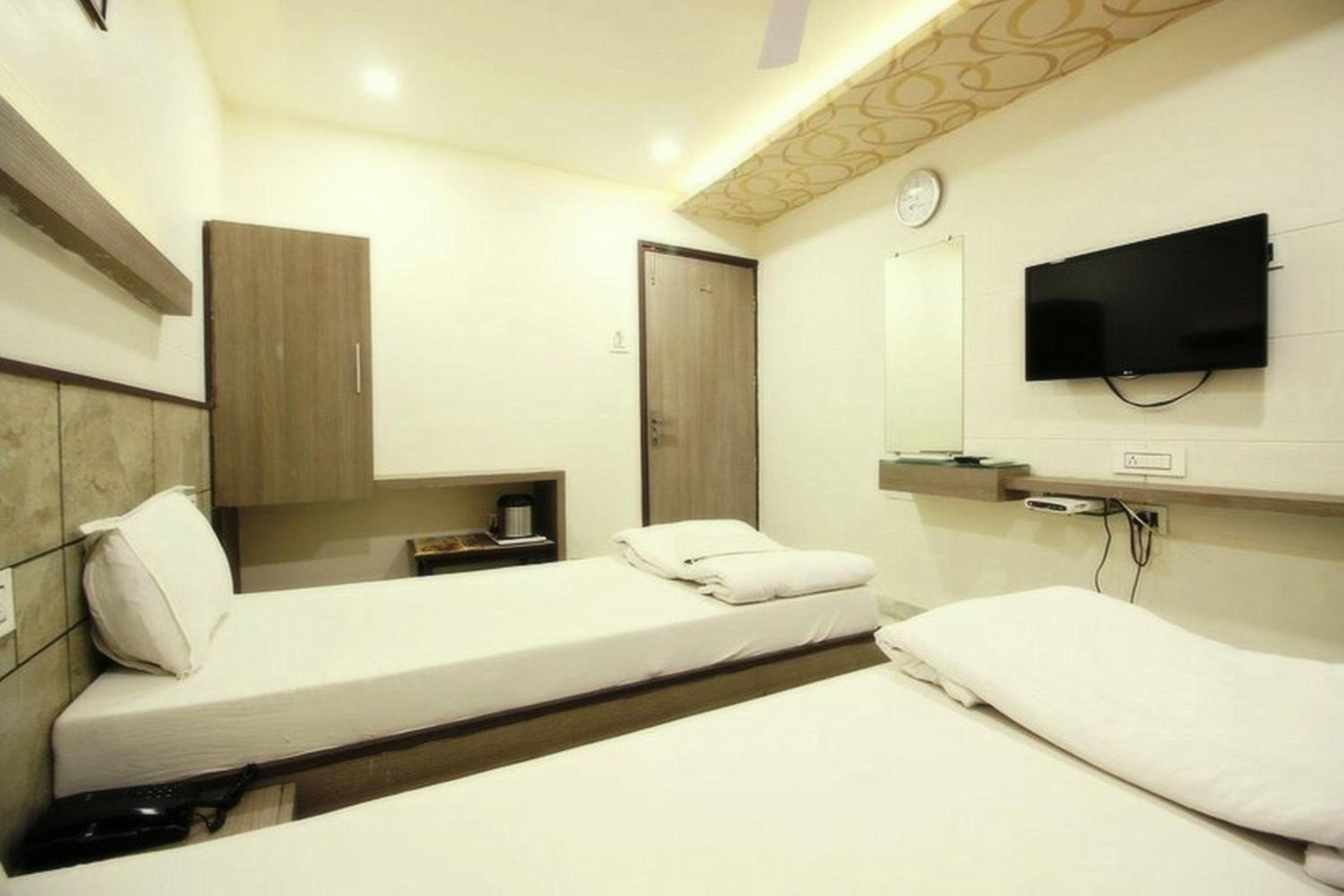 Standard Double or Twin Room - Photo 11