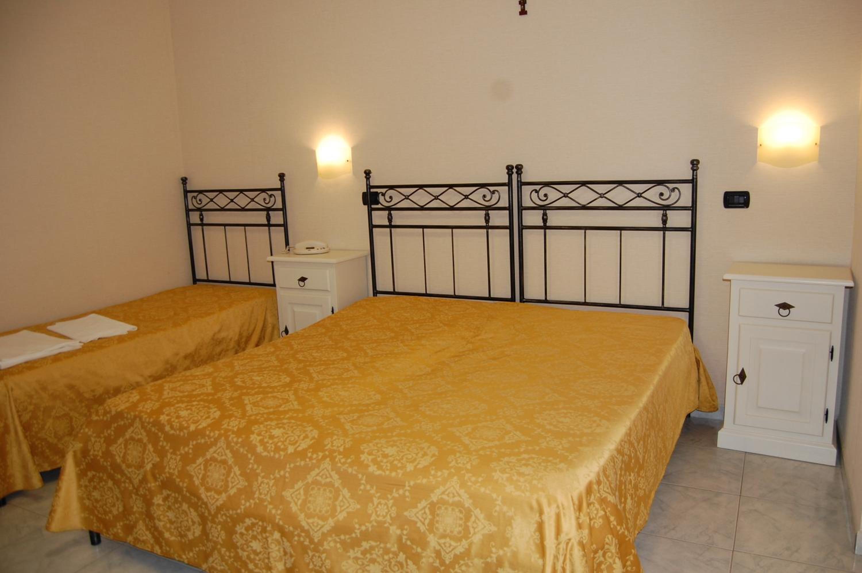 Economy Triple Room photo 2