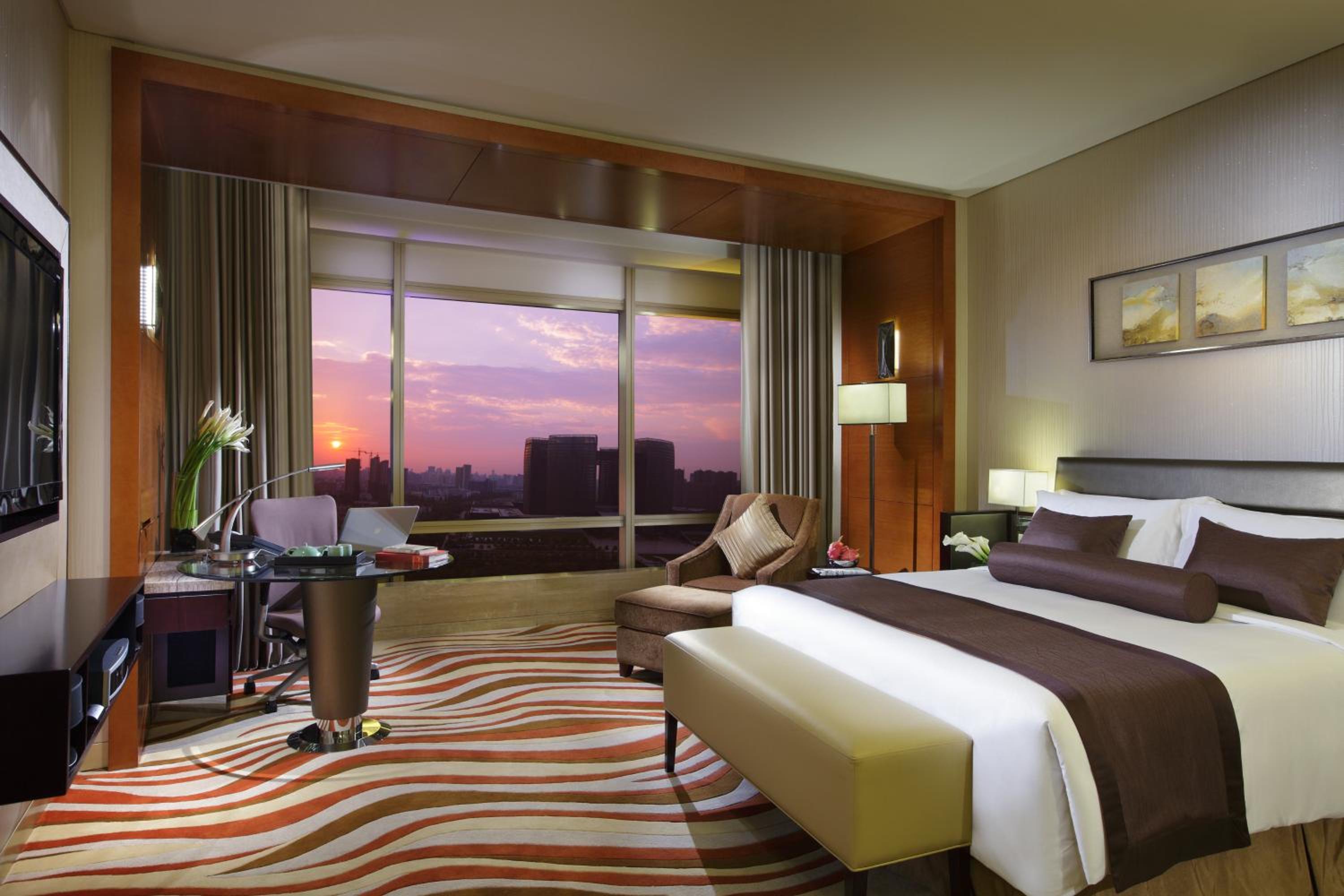 Premium King Room - Photo 4