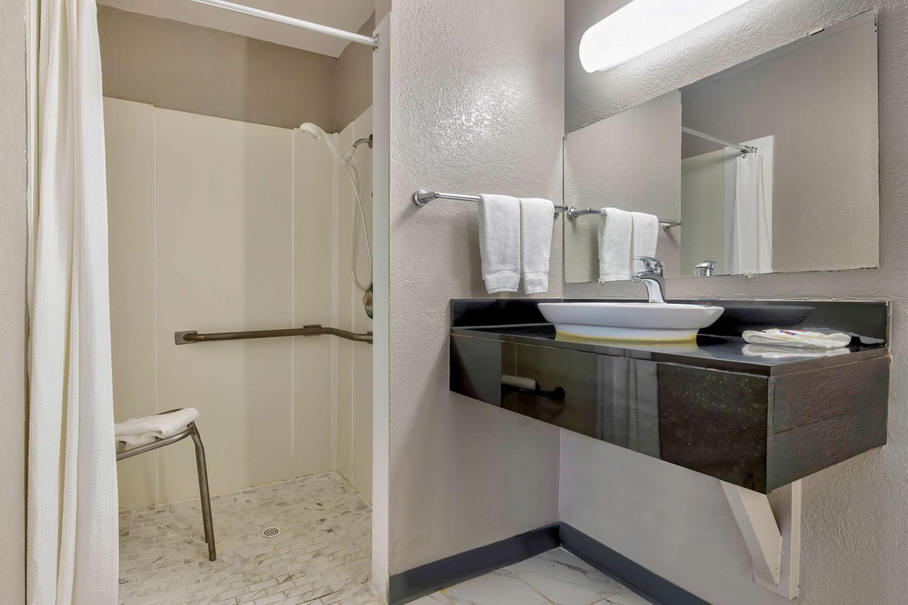 Quadruple Room - Disability Access - Non-Smoking photo 3