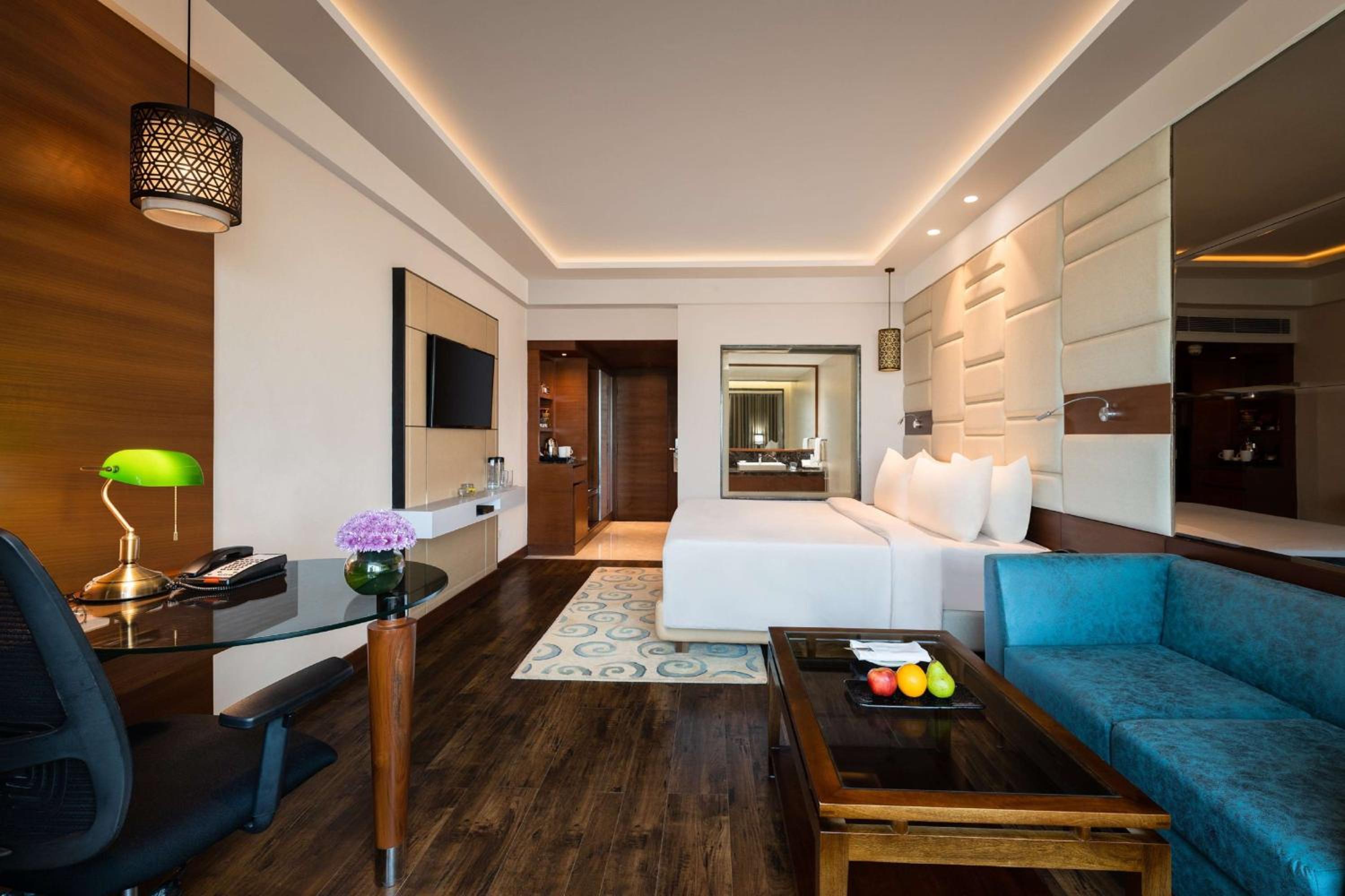 Suite (2 Way Airport Transfer,20% off on SPA, 4pcs of Laundry/room/nightI,INR 2000 F&B credit,Daily Fruit basket, 1 bottle of whiskey/wine as per availability, Dinner in Dragon If all meals room is booked, Sightseeing transport services and Lounge Access) - Photo 1