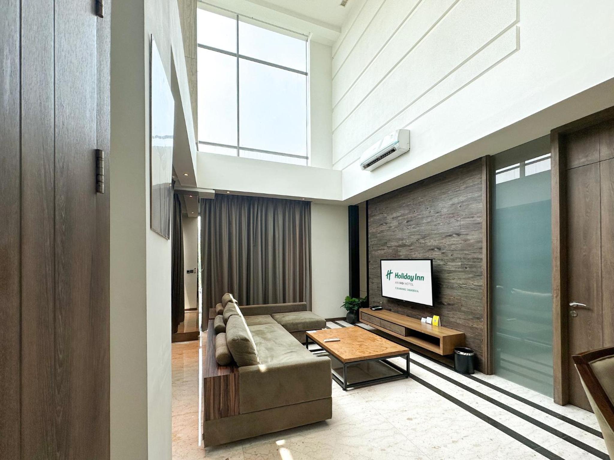 King Suite with Three King Beds and City View photo 1