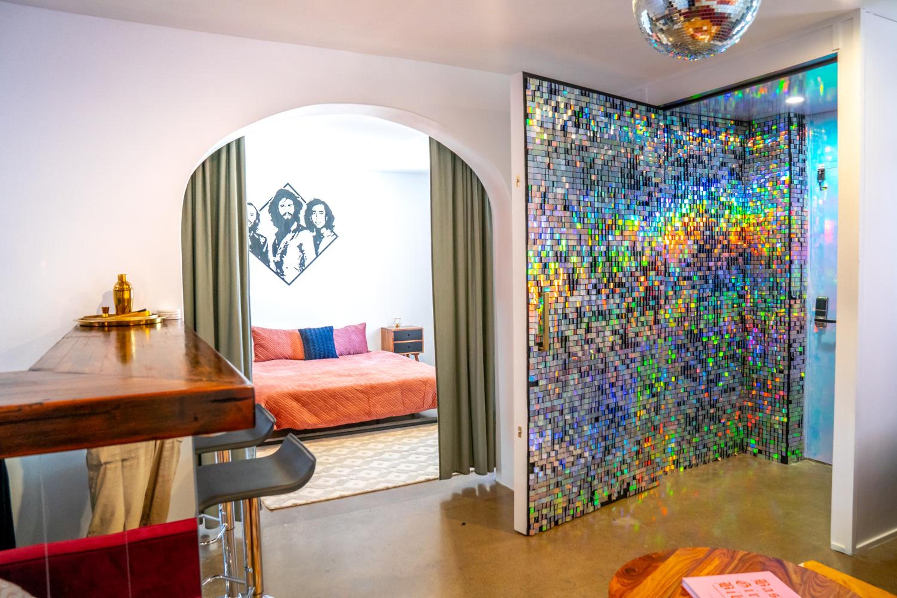 The Deluxe Room - Photo 1