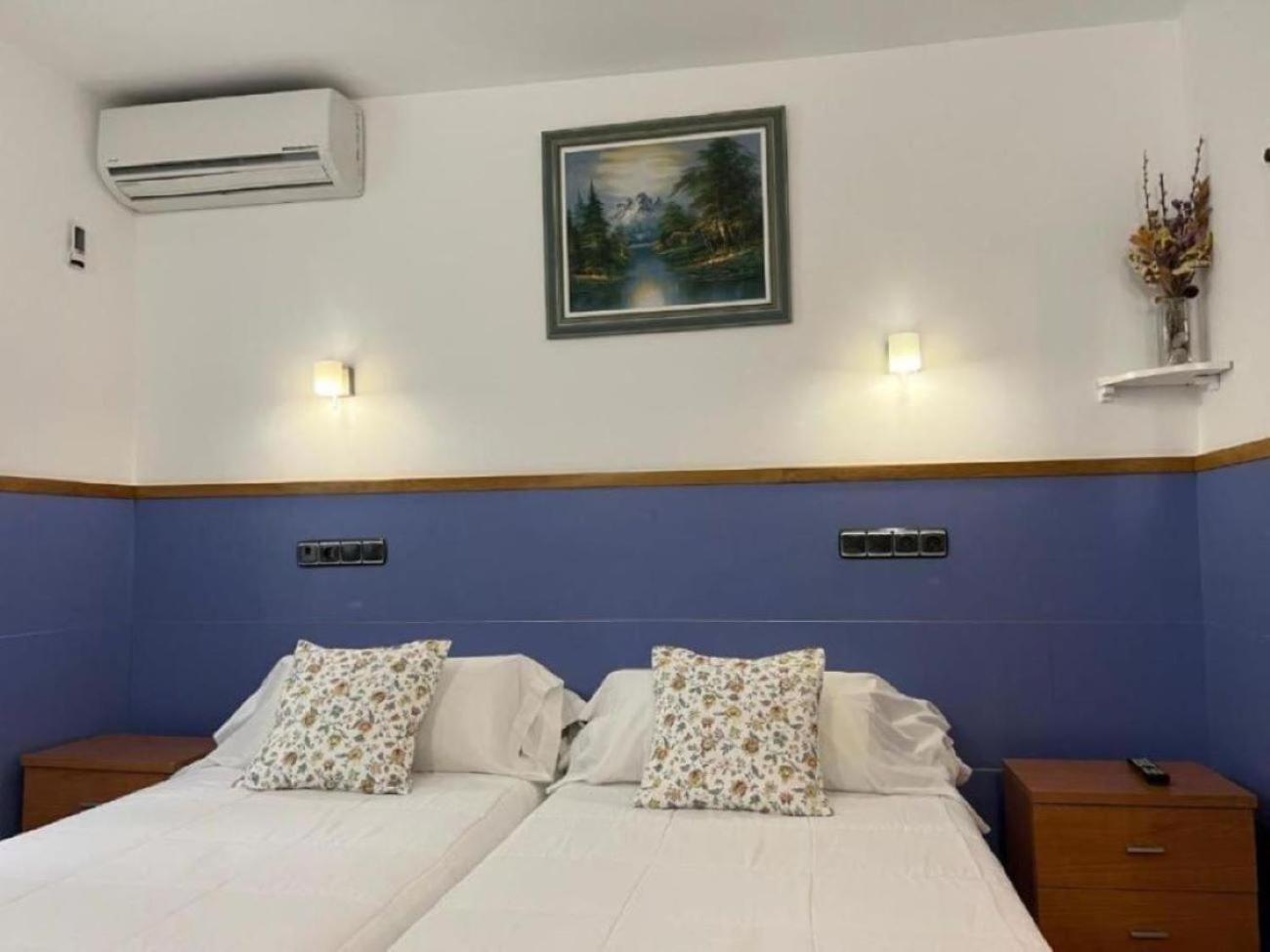 Twin Room with Extra Bed photo 3