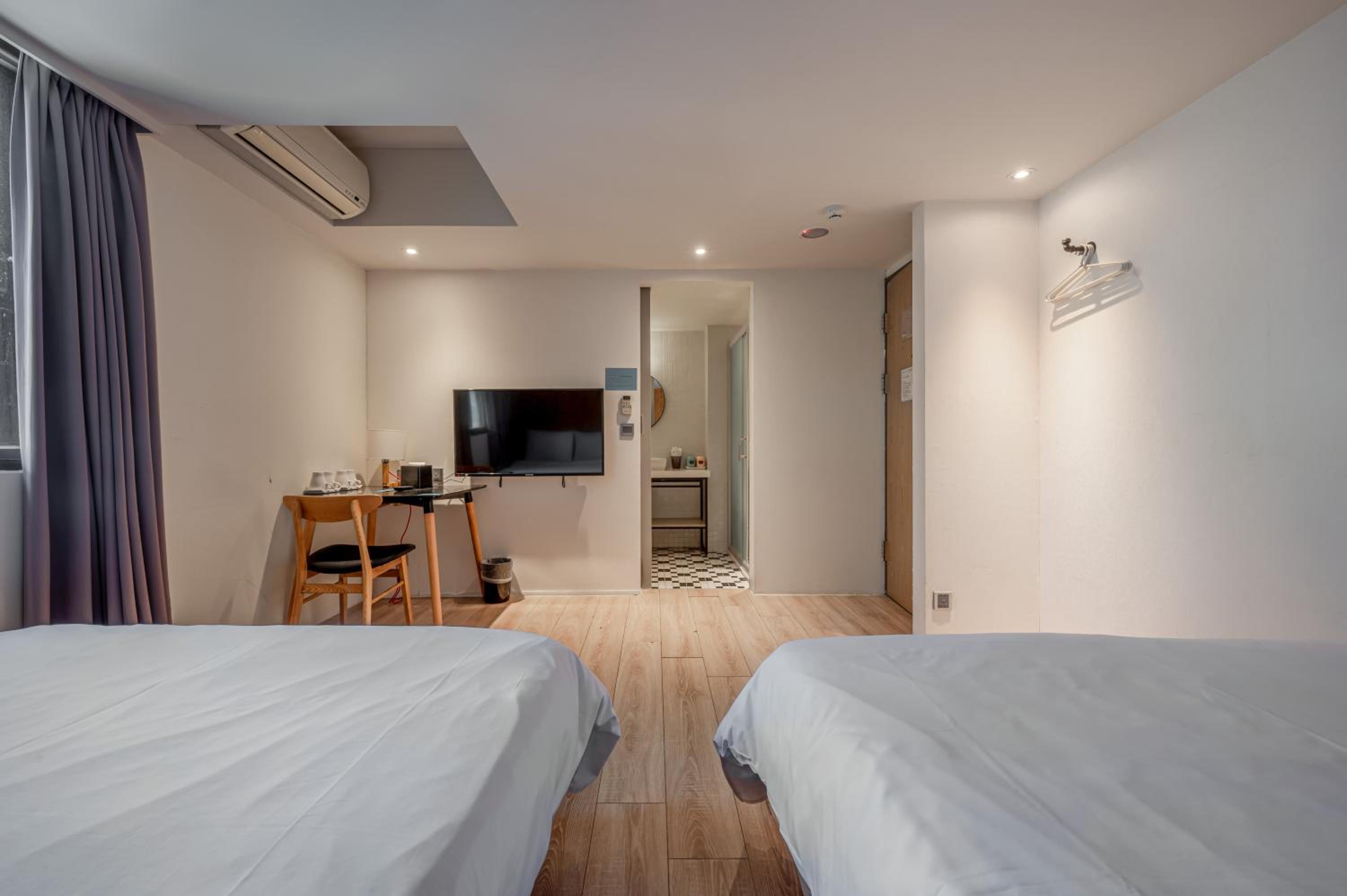 Quadruple Room with Private Bathroom photo 3