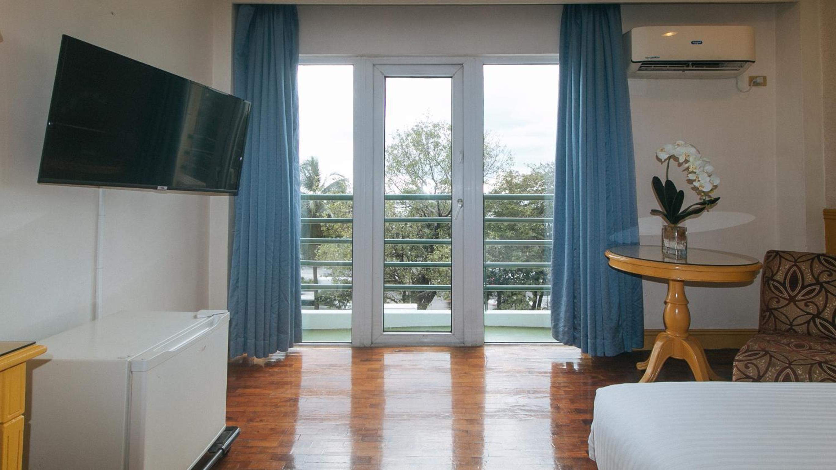 Deluxe Room - Photo 6