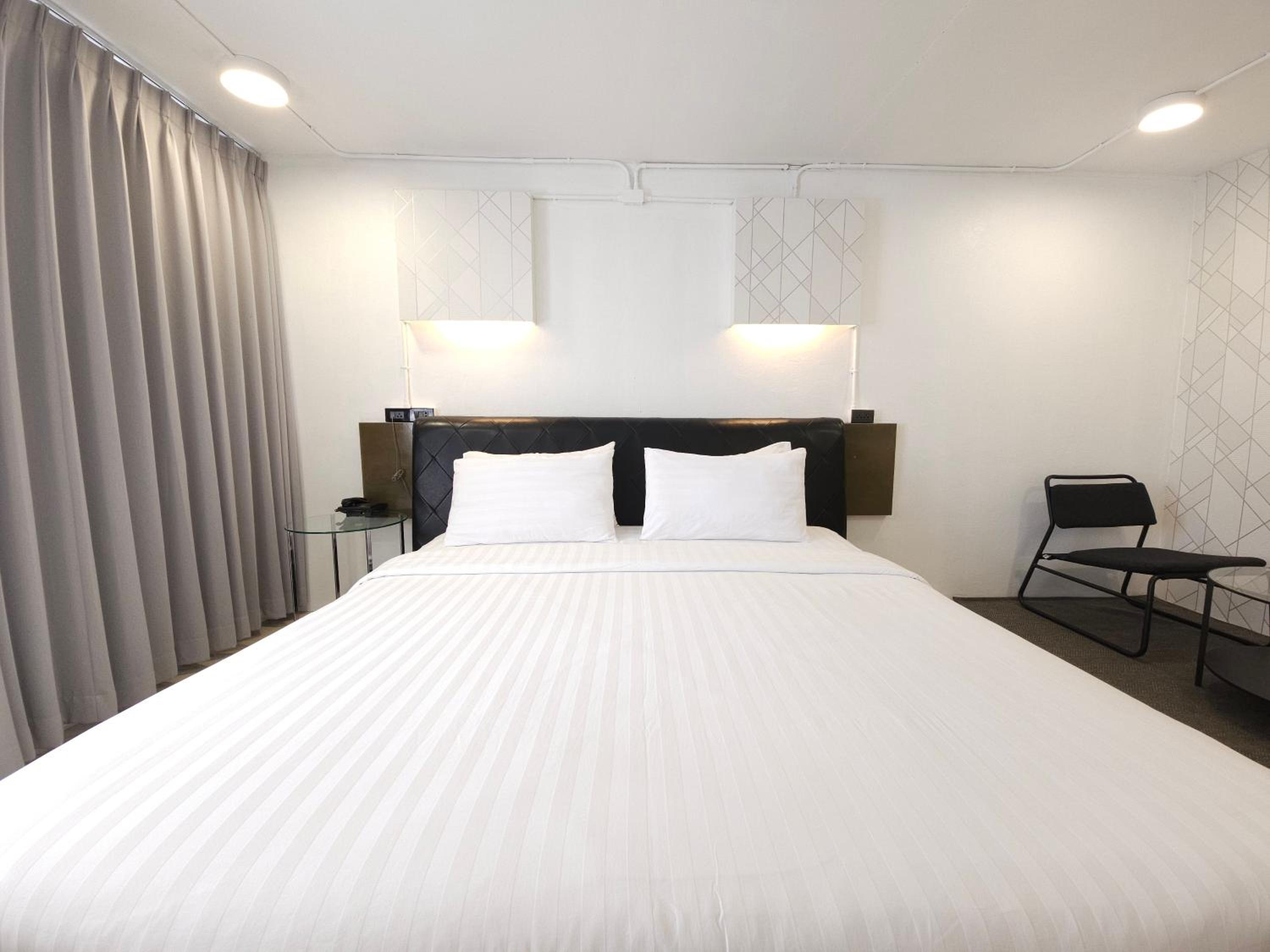 Standard Double Room - Photo 8