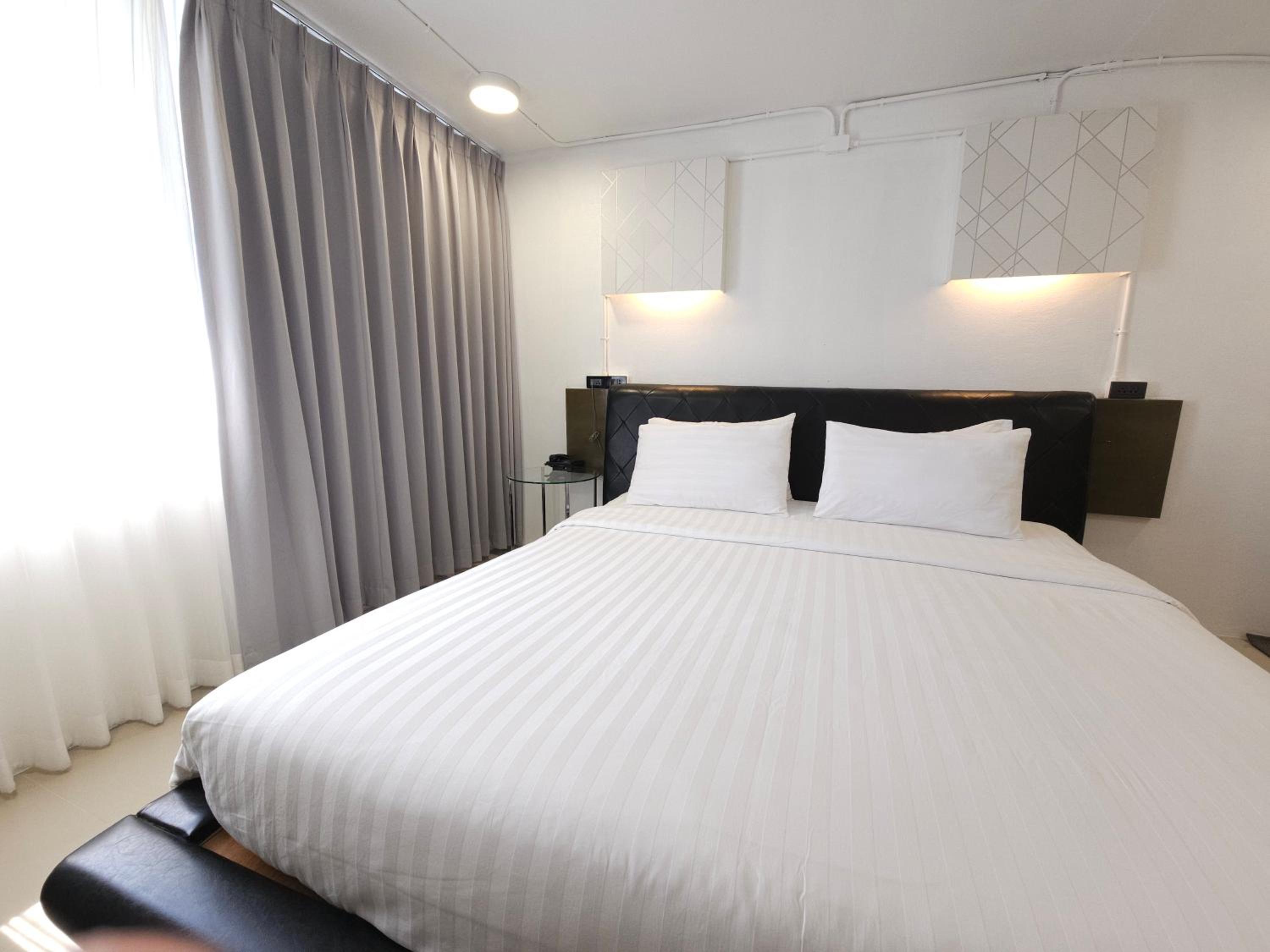 Standard Double Room - Photo 9