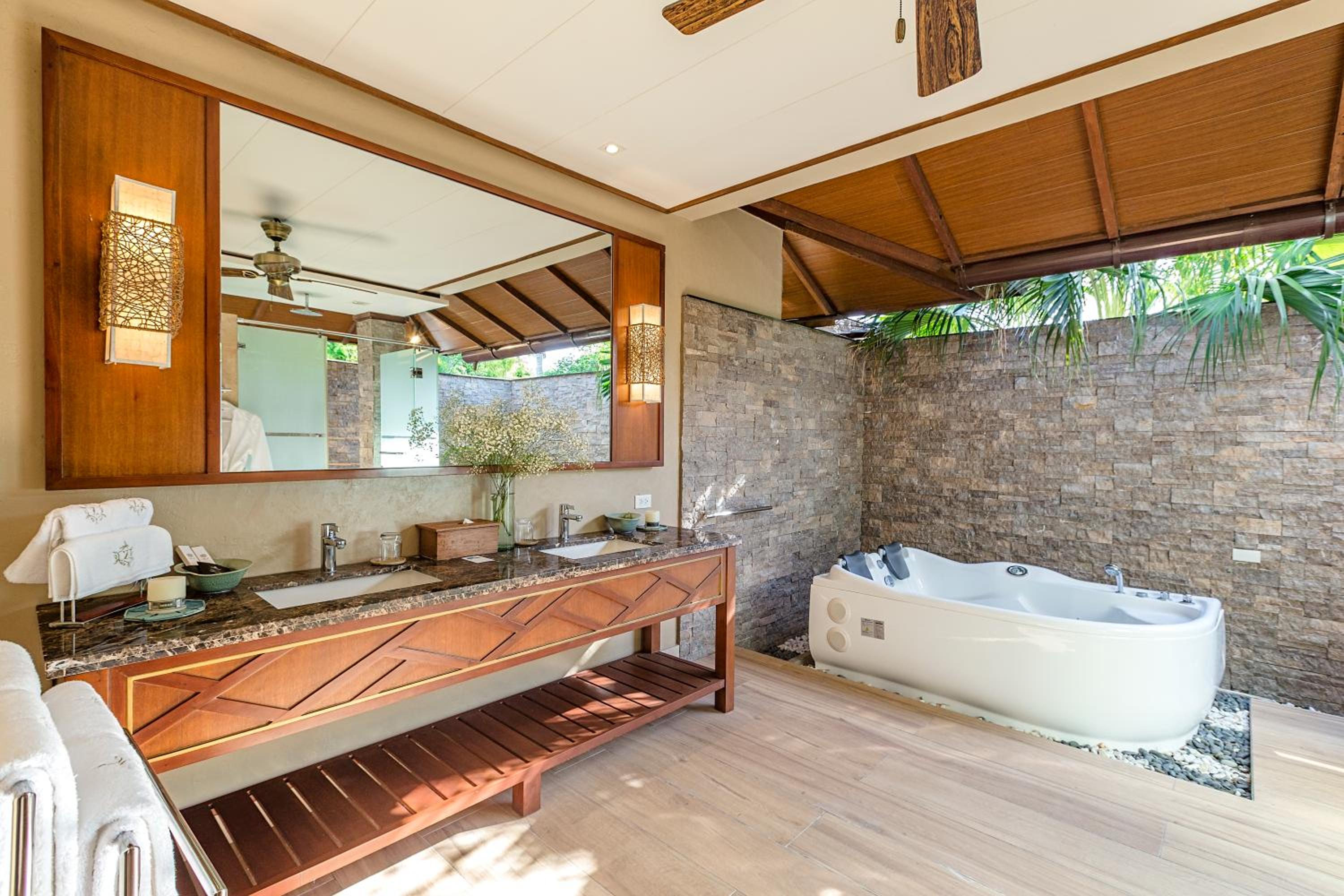 One-Bedroom Suite - Photo 4