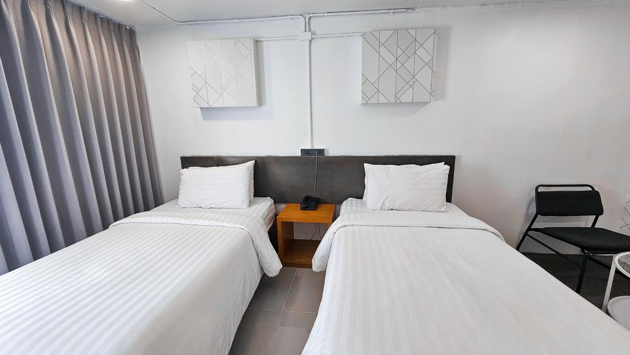 Standard Twin Room - Photo 10