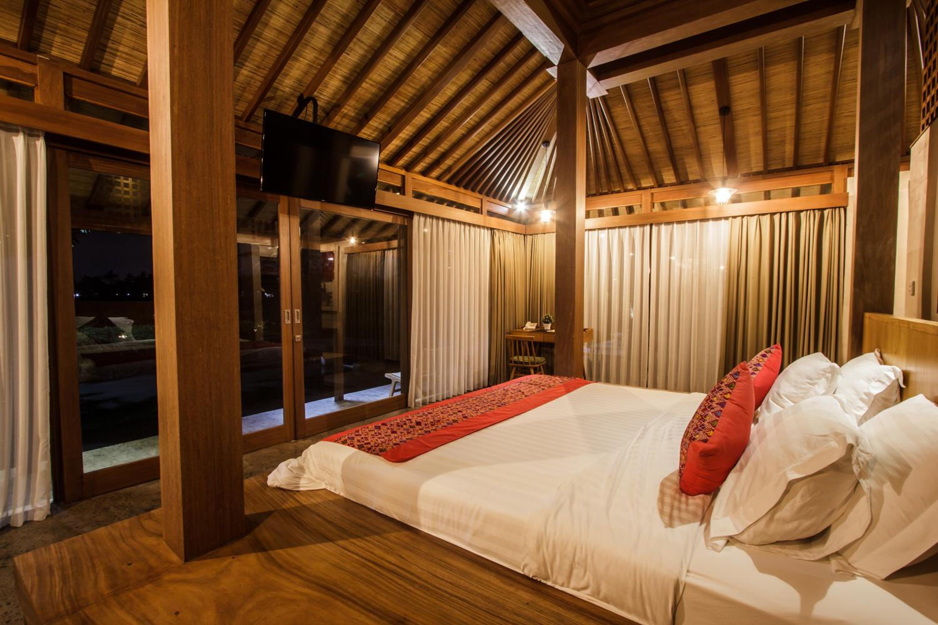Deluxe Double Room with Balcony - Photo 2