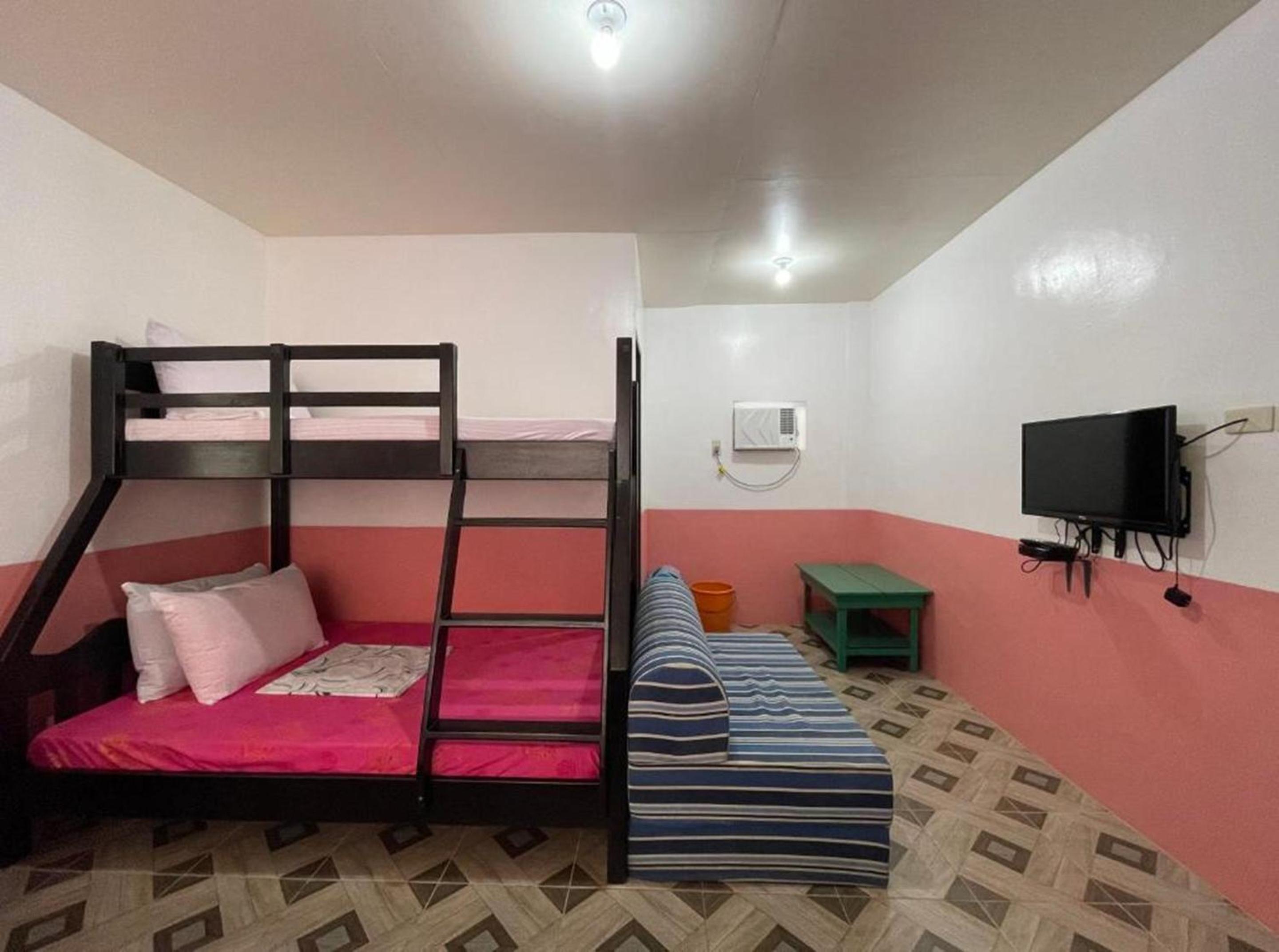 6-Bed Mixed Dormitory Room photo 2