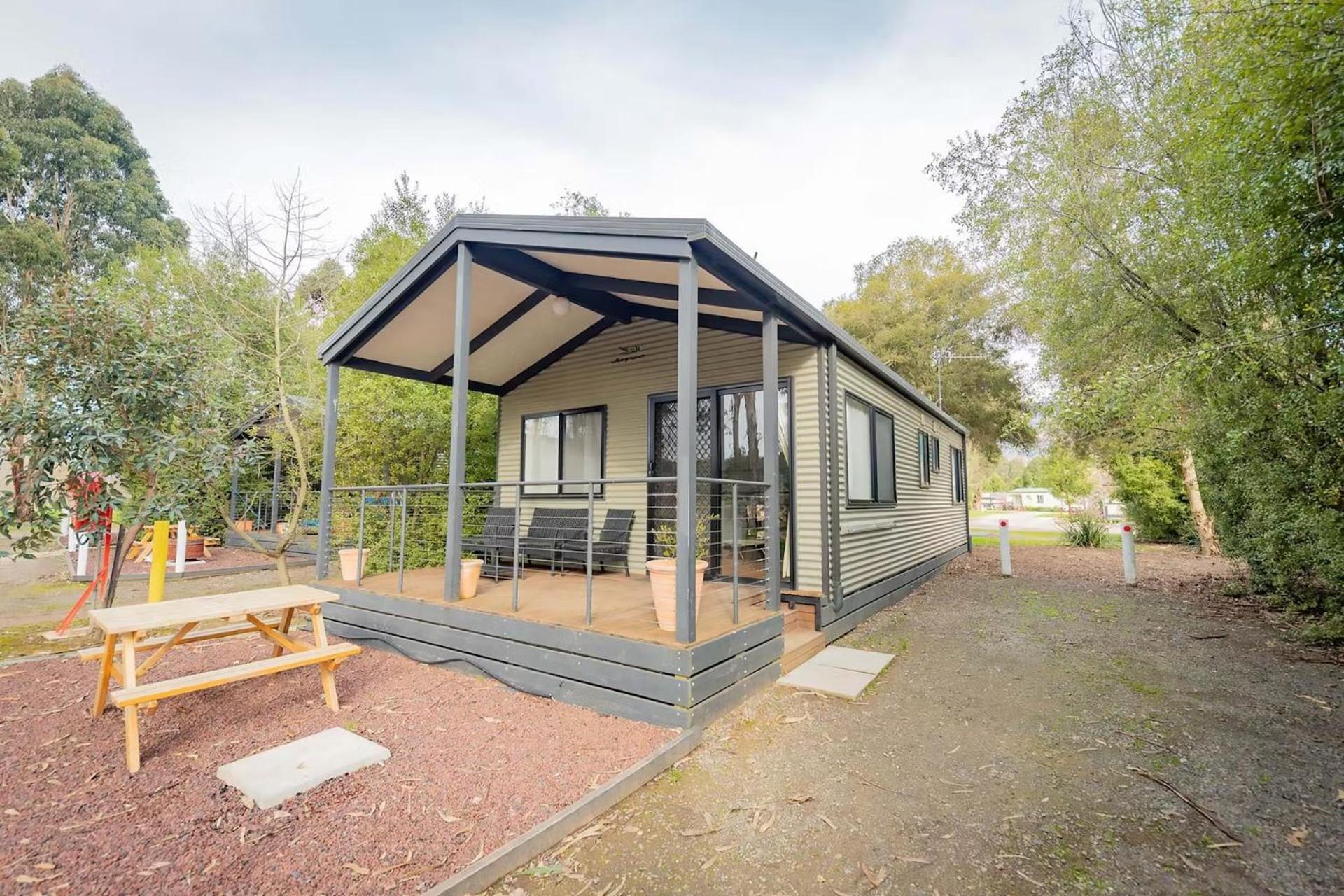 Deluxe Bungalow photo 2