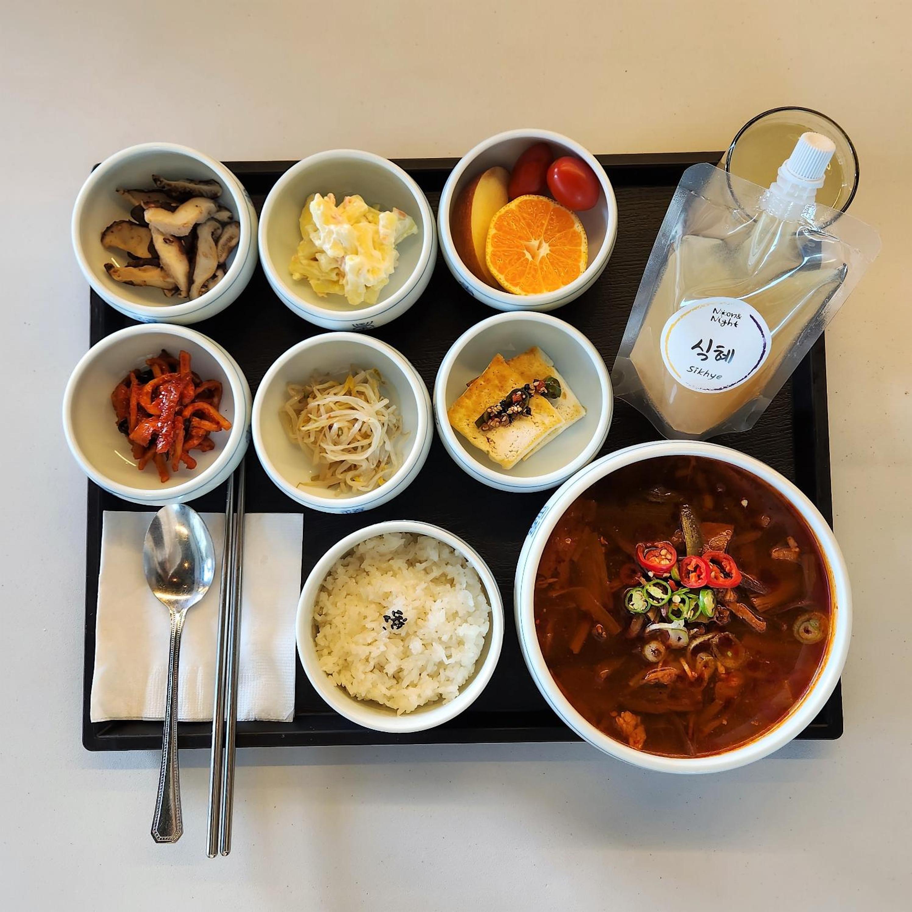 [A LA CARTE Breakfast PKG for 2] Deluxe Double Room with Free access to Rooftop pool - Photo 17