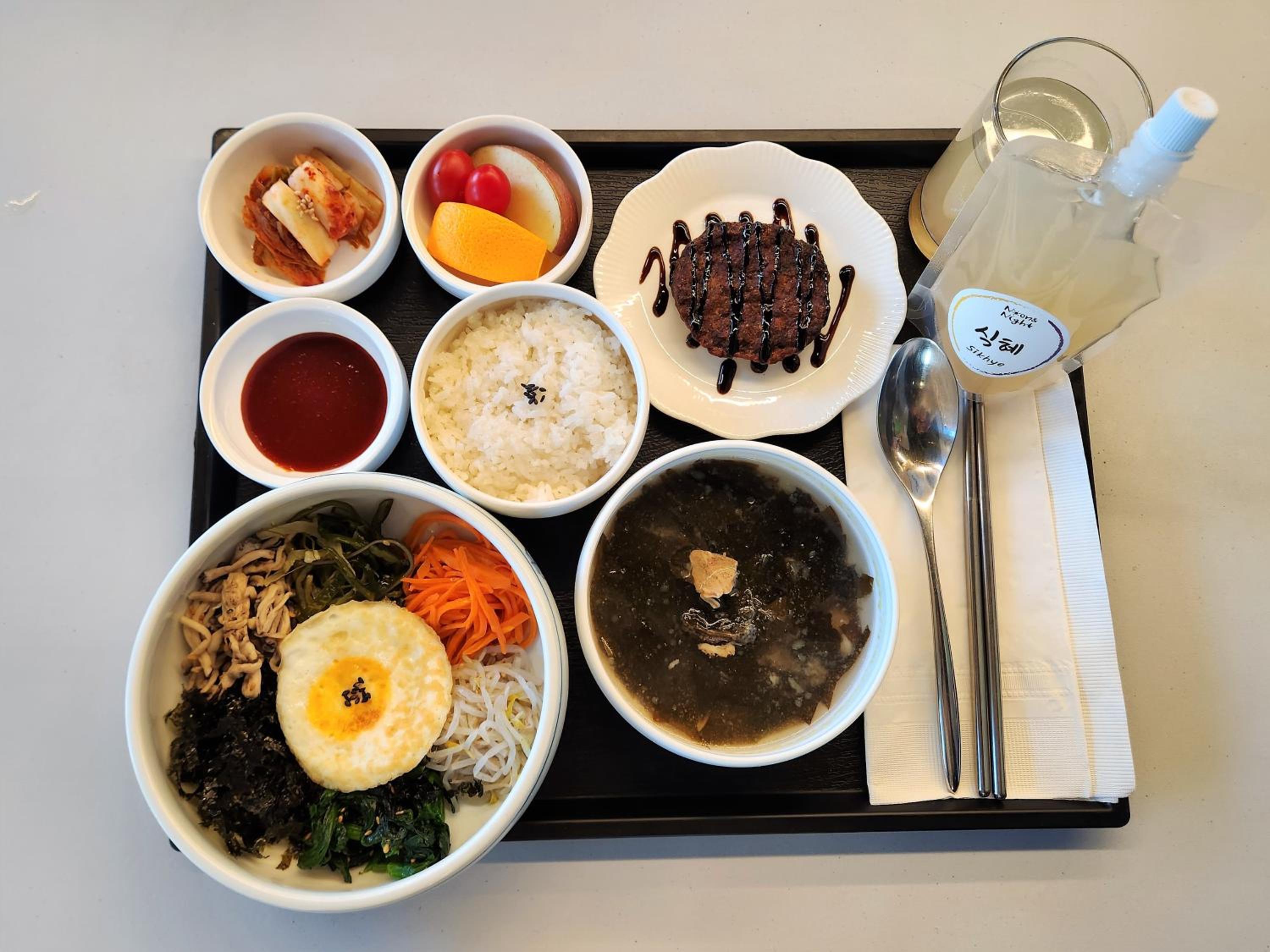 [A LA CARTE Breakfast PKG for 2] Deluxe Double Room with Free access to Rooftop pool - Photo 20