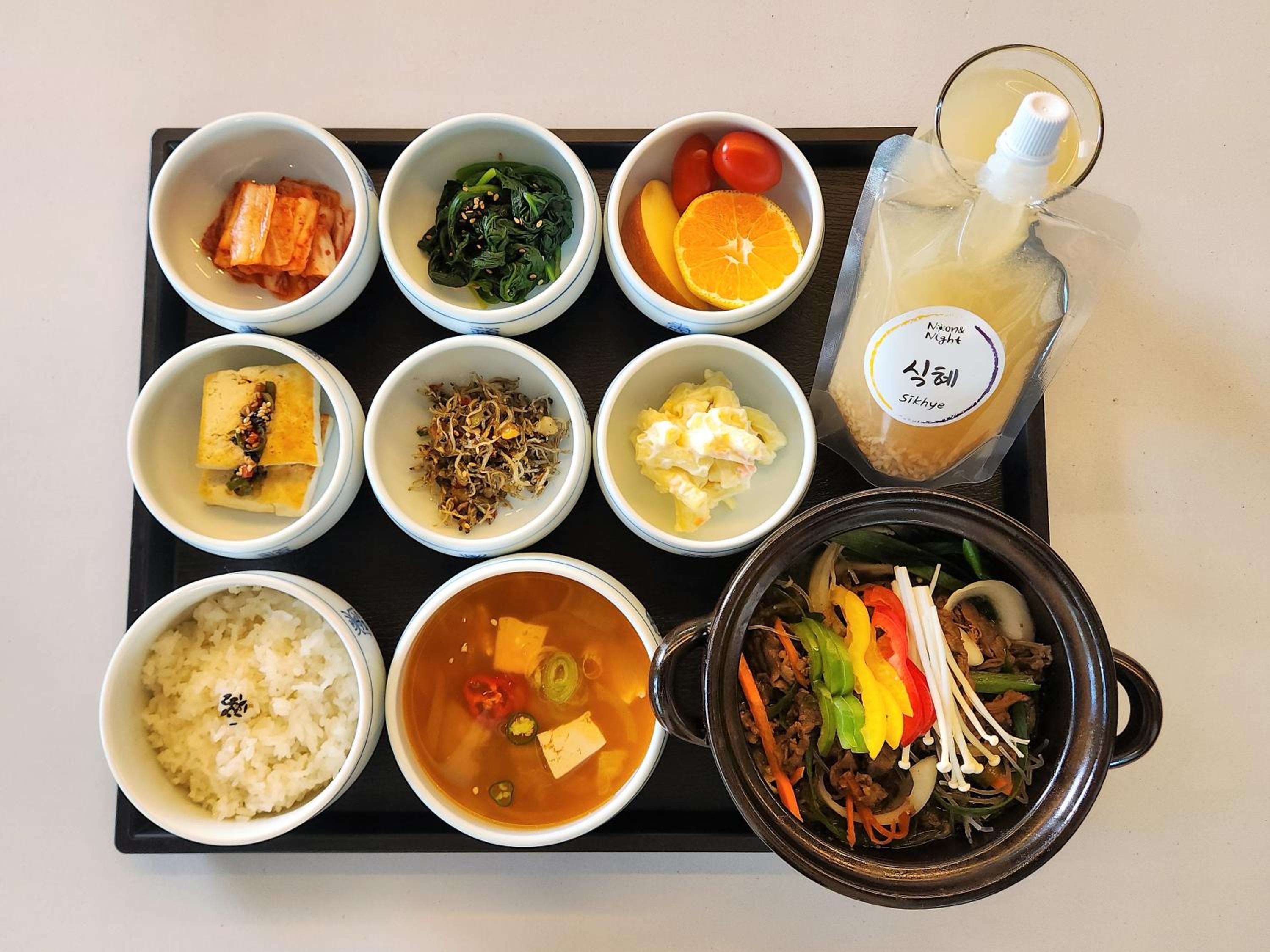 [A LA CARTE Breakfast PKG for 2] Deluxe Double Room with Free access to Rooftop pool - Photo 19
