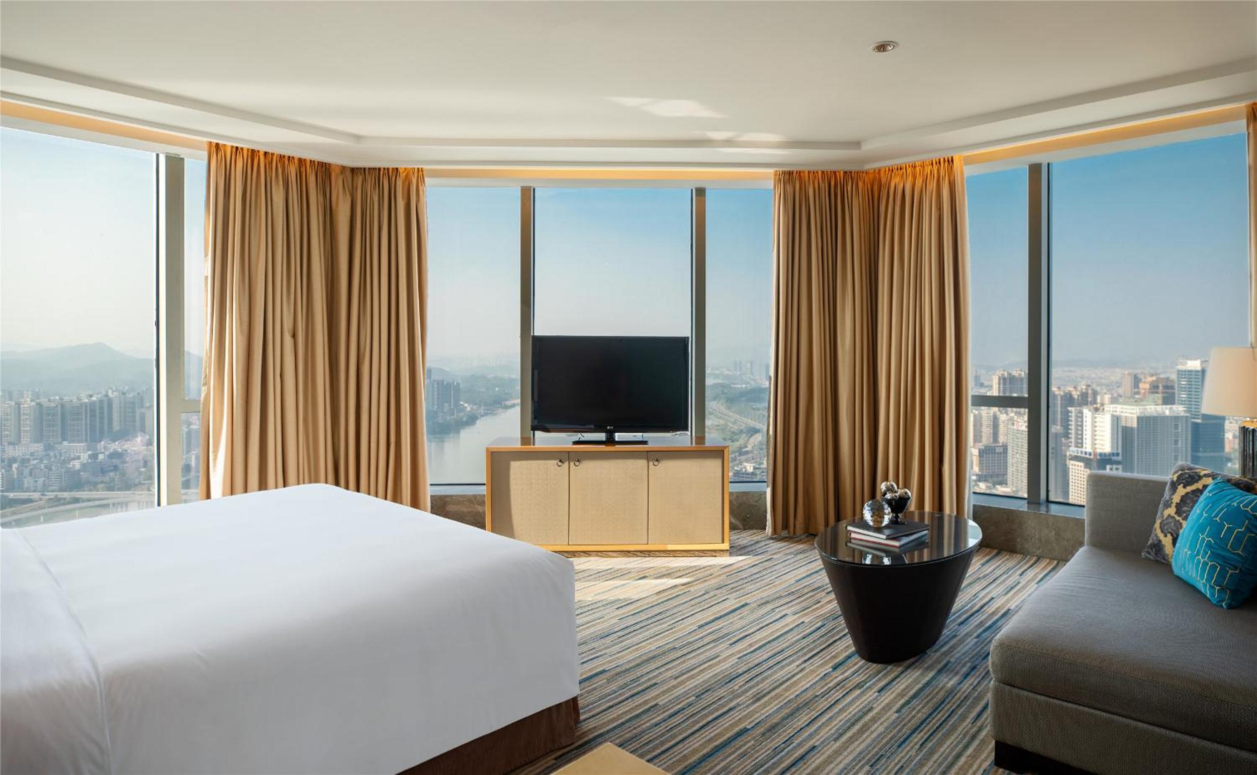 Large Corner King Room with River View