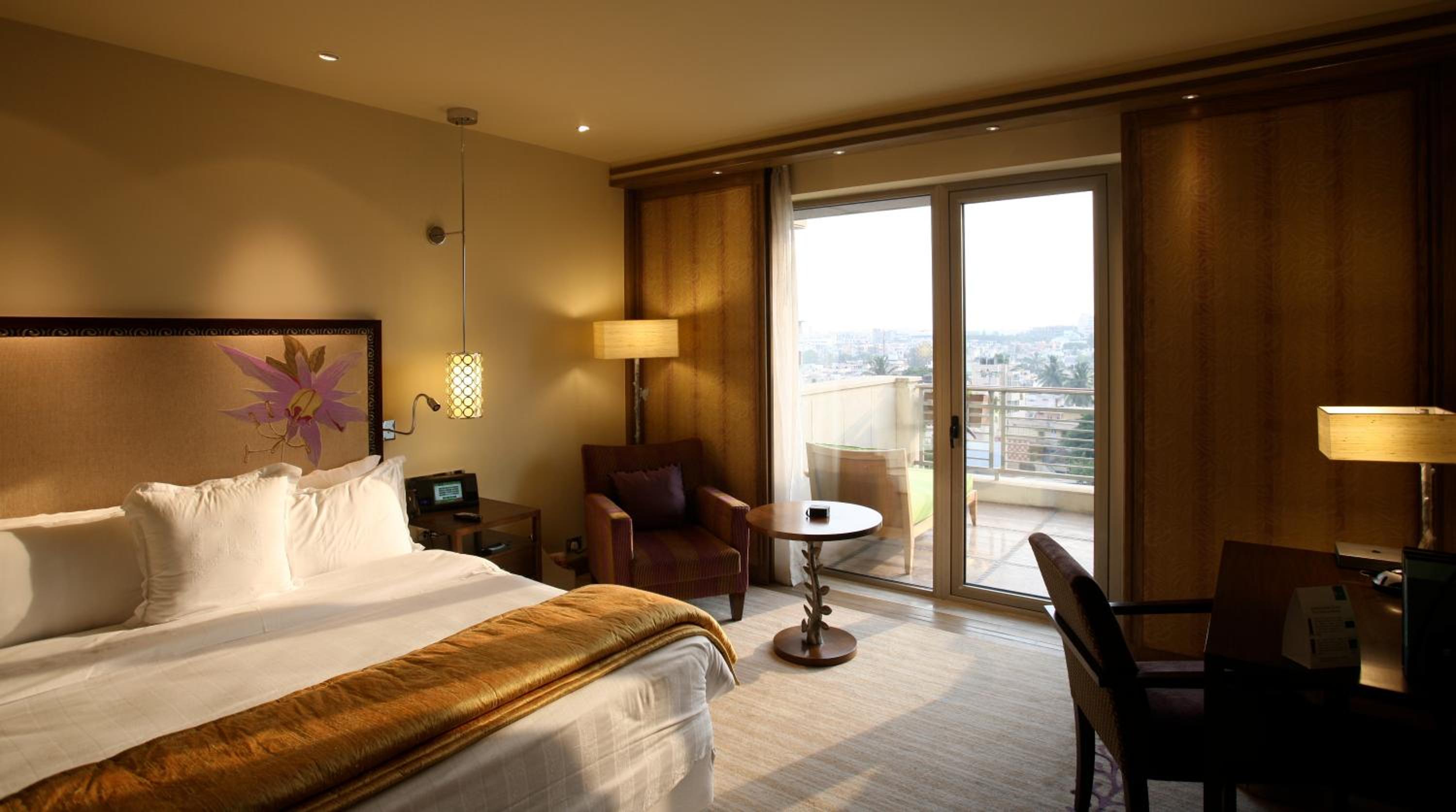 Exclusive Tower Queen Room with One Queen Bed and Balcony (Non Smoking) photo 1