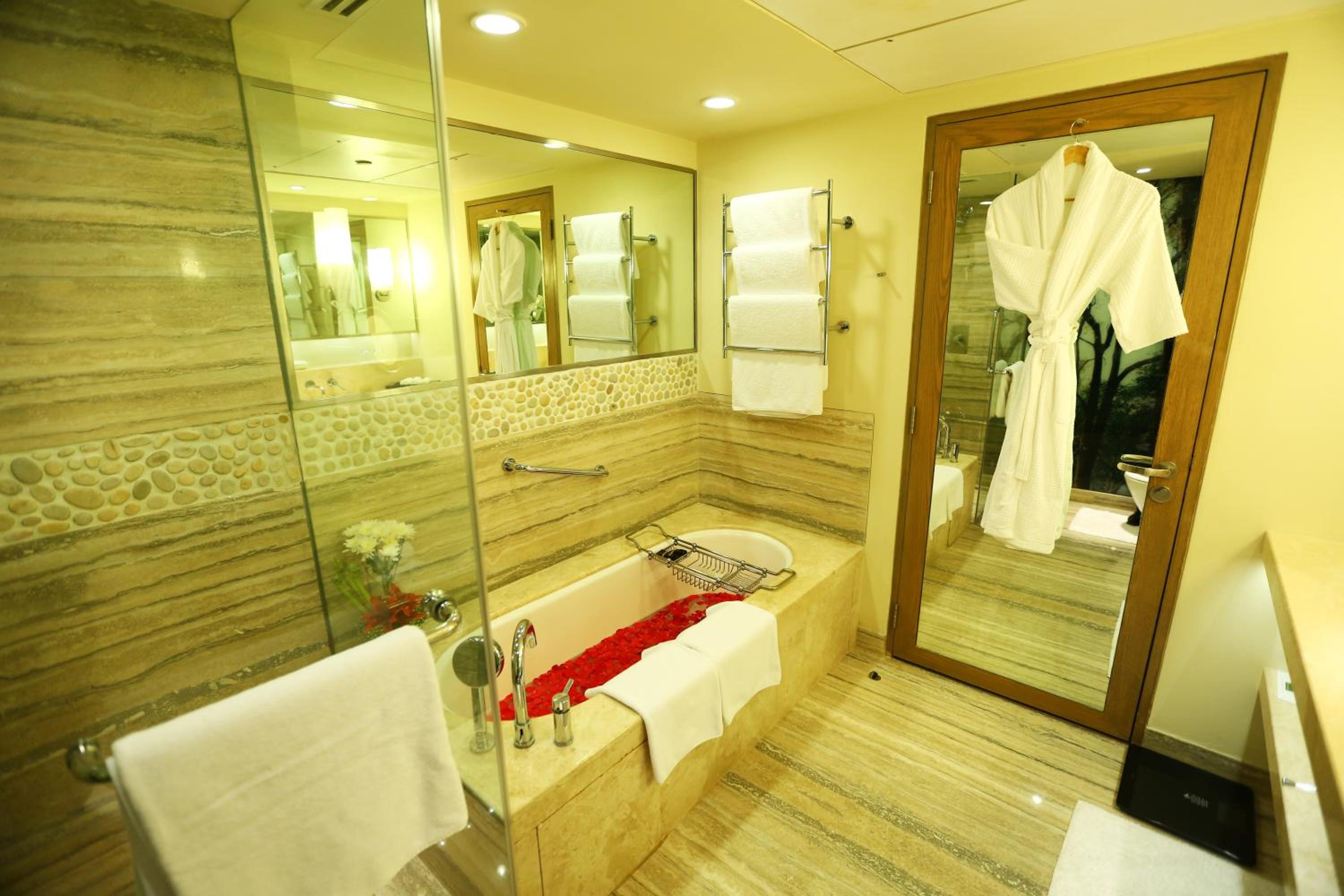 Towers Suite, Club level, 1 Bedroom Suite, 1 King, City View Towers Suite, Club level, 1 Bedroom Suite, 1 King, City View