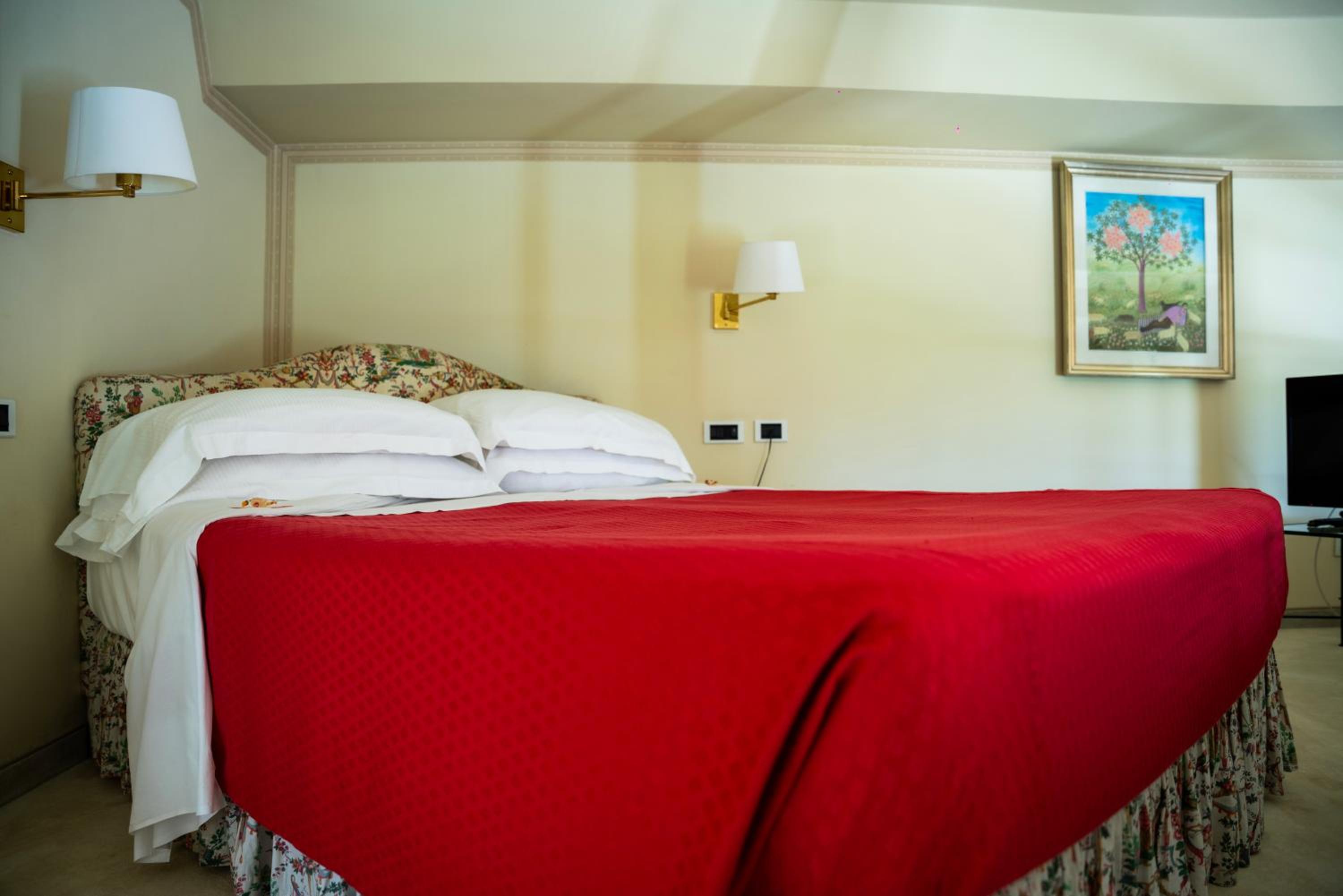 Suite - Photo 1