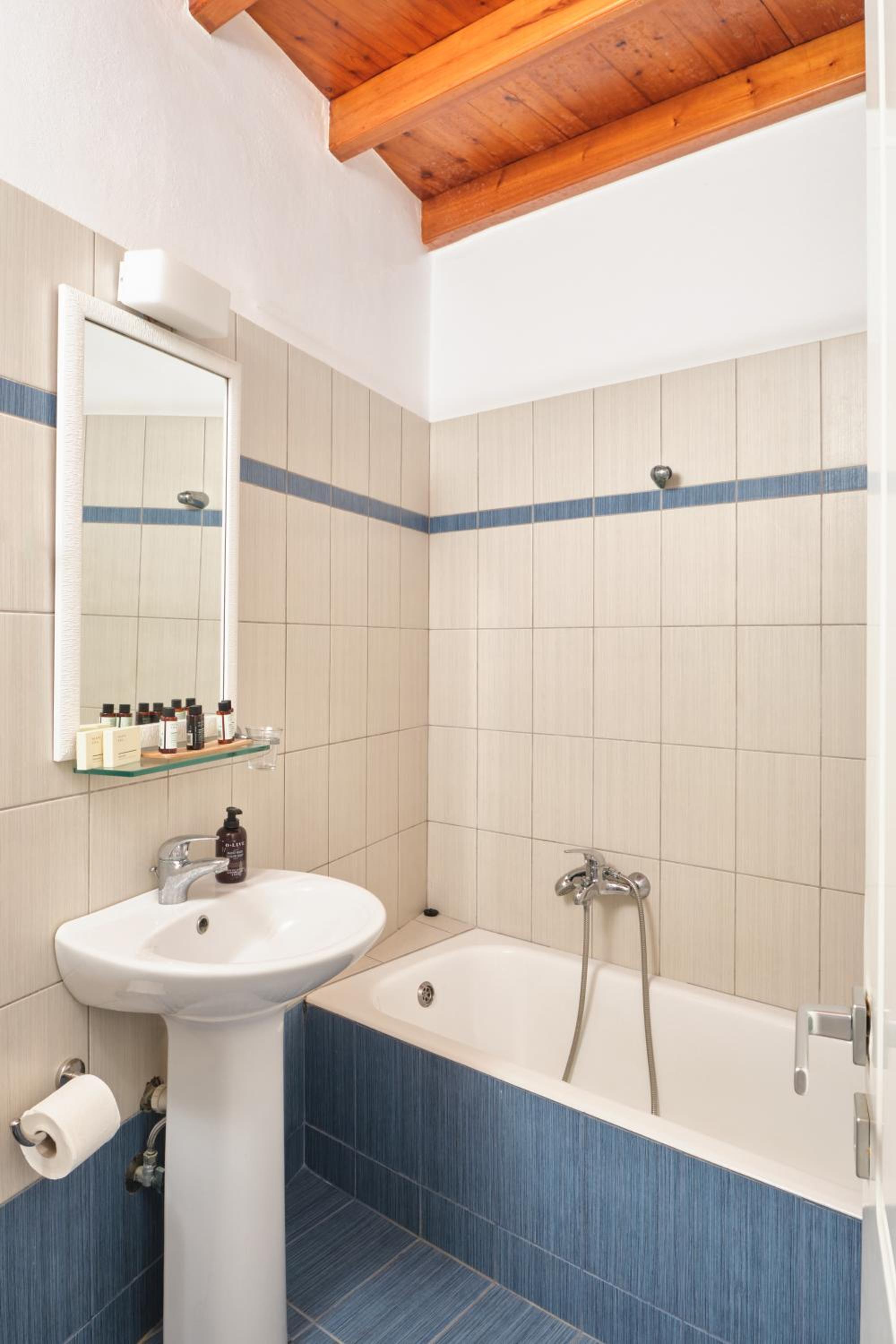 Studio with Sea View (3 Adults) - Photo 2