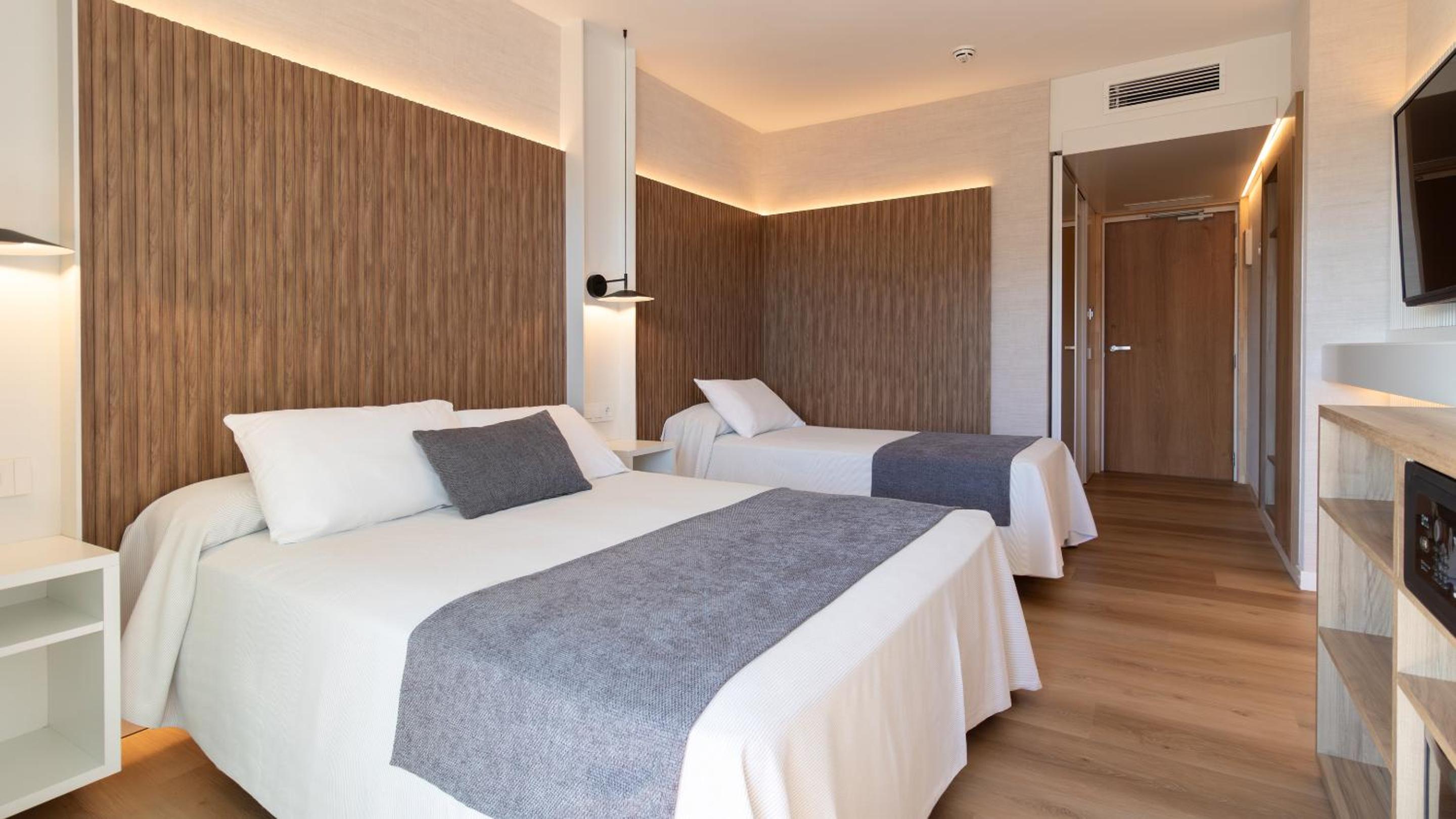 Double Room with Pool View - Photo 2