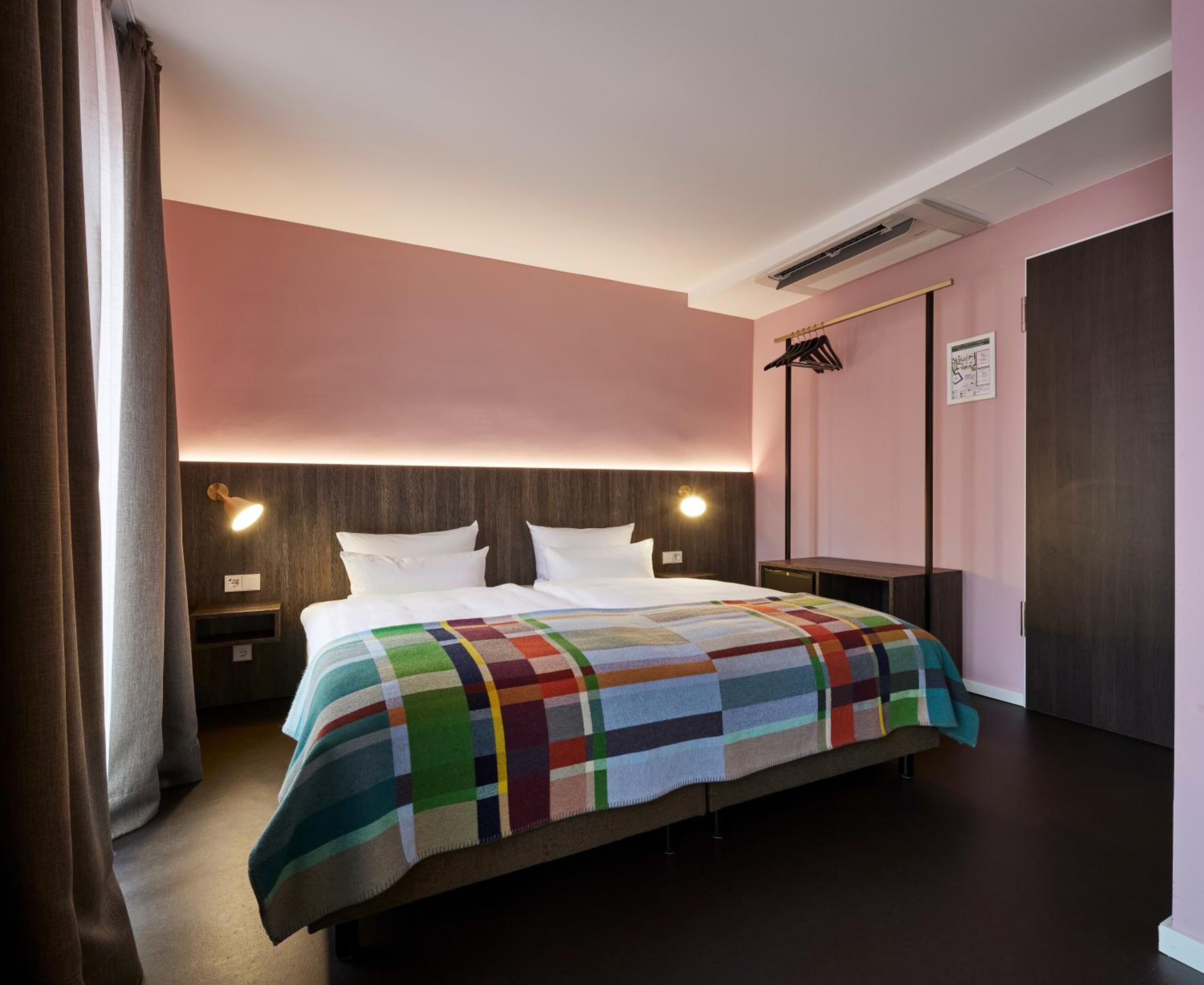 Comfort Room with Kingsize Bed  - Photo 13