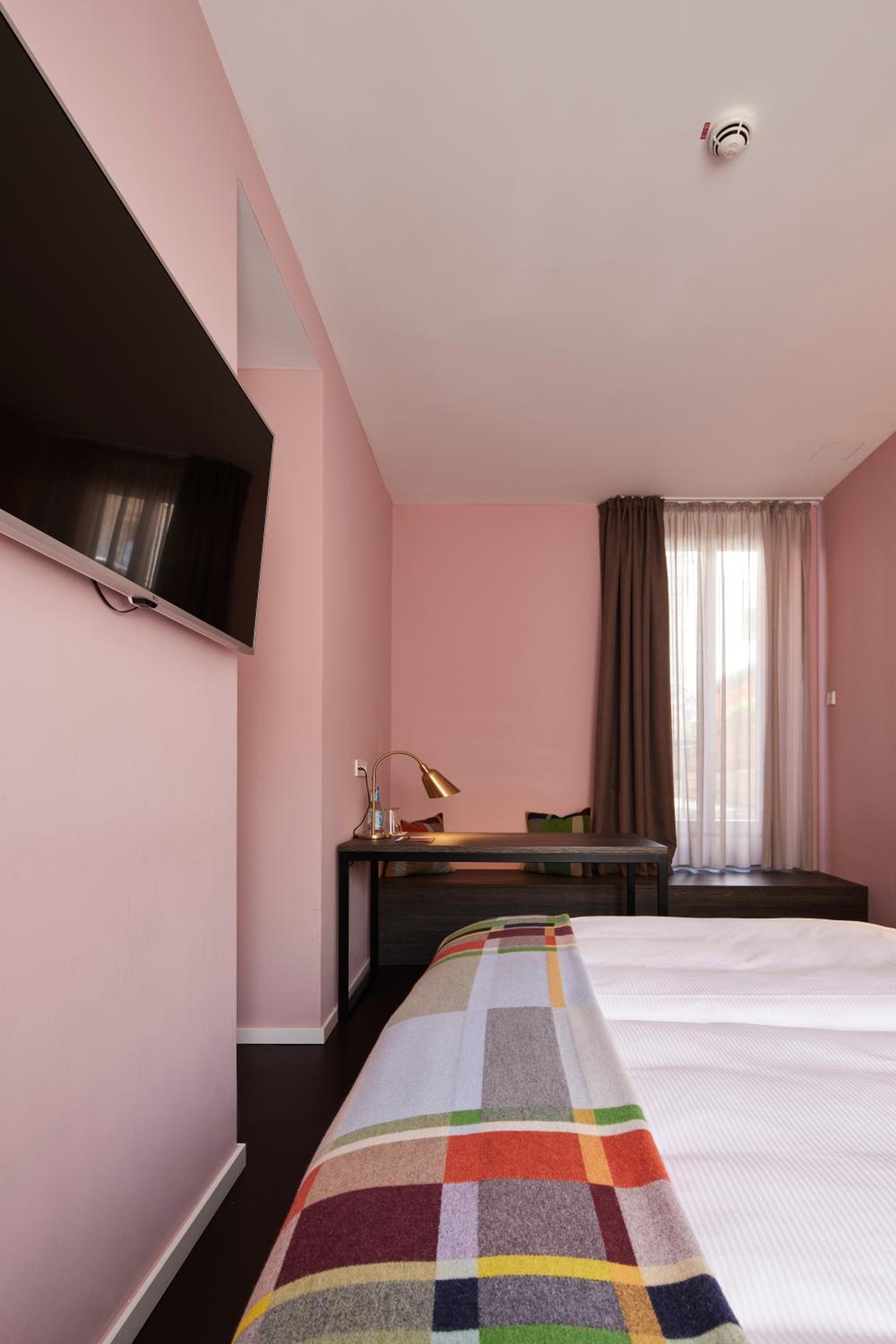 Comfort Room with Kingsize Bed  - Photo 12
