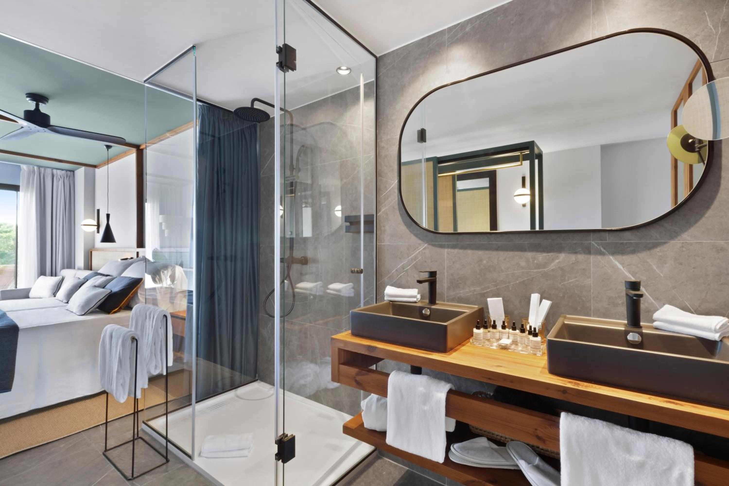 Junior Suite with Pool View - Photo 3