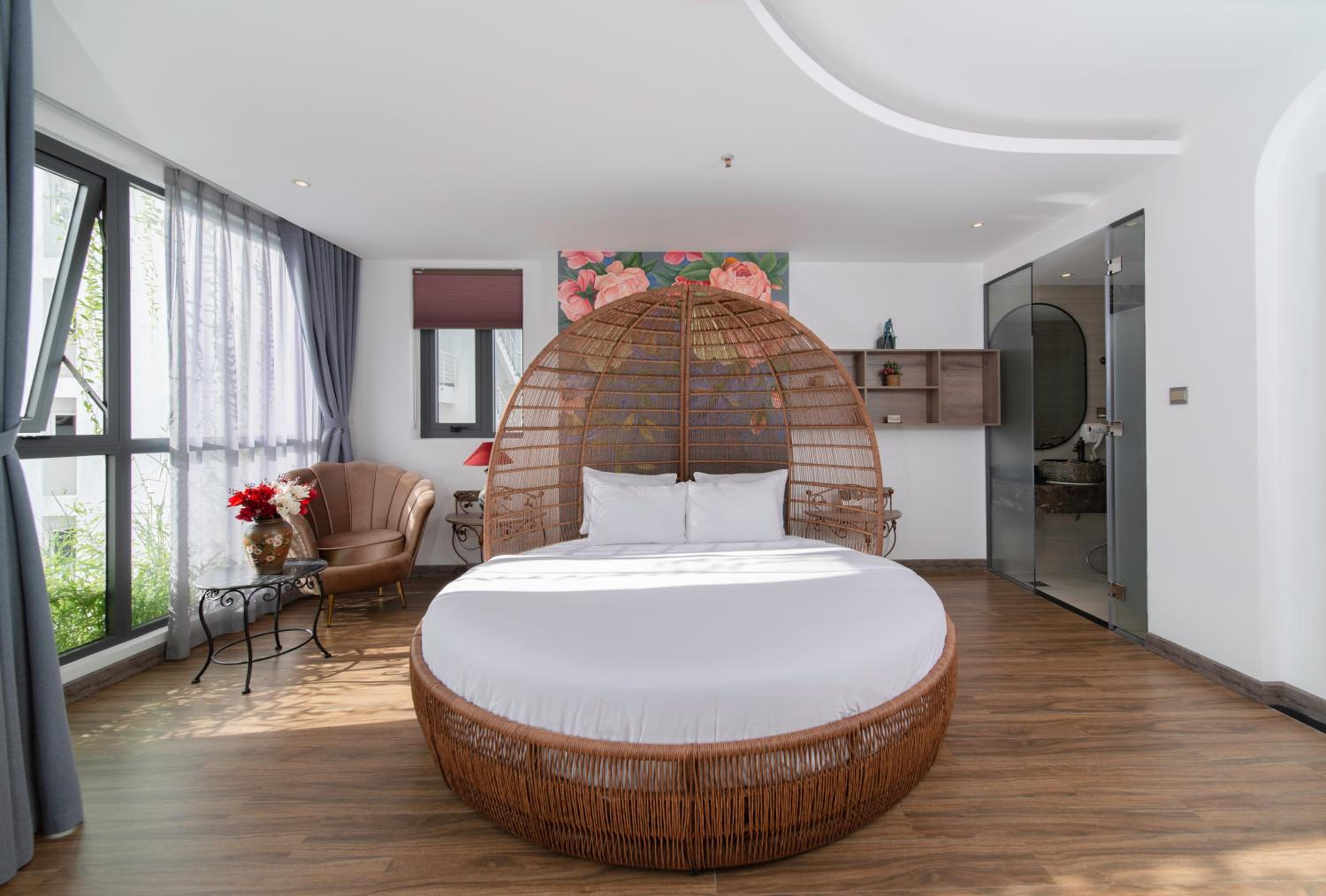Suite - Photo 13