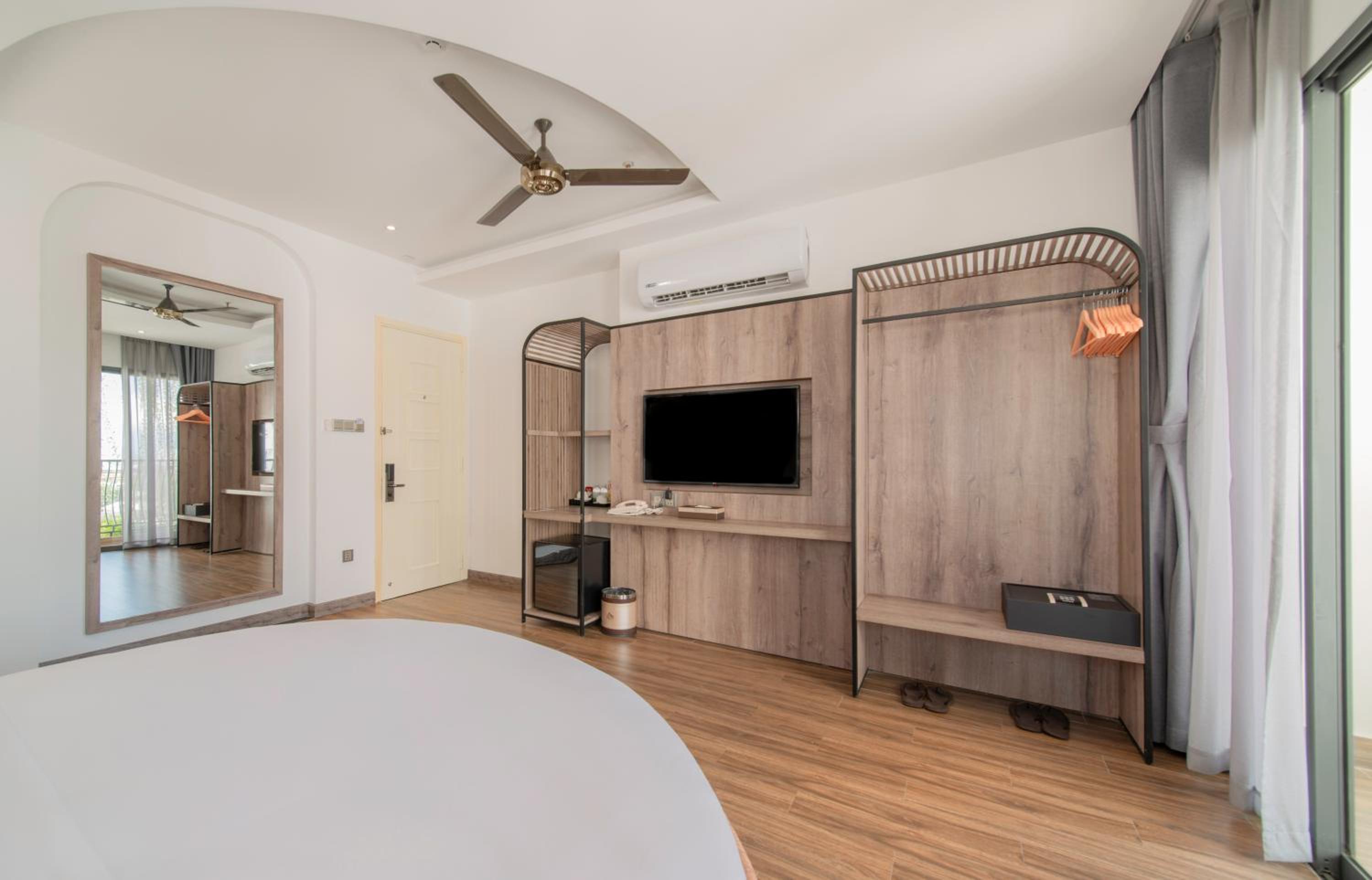 Suite - Photo 11