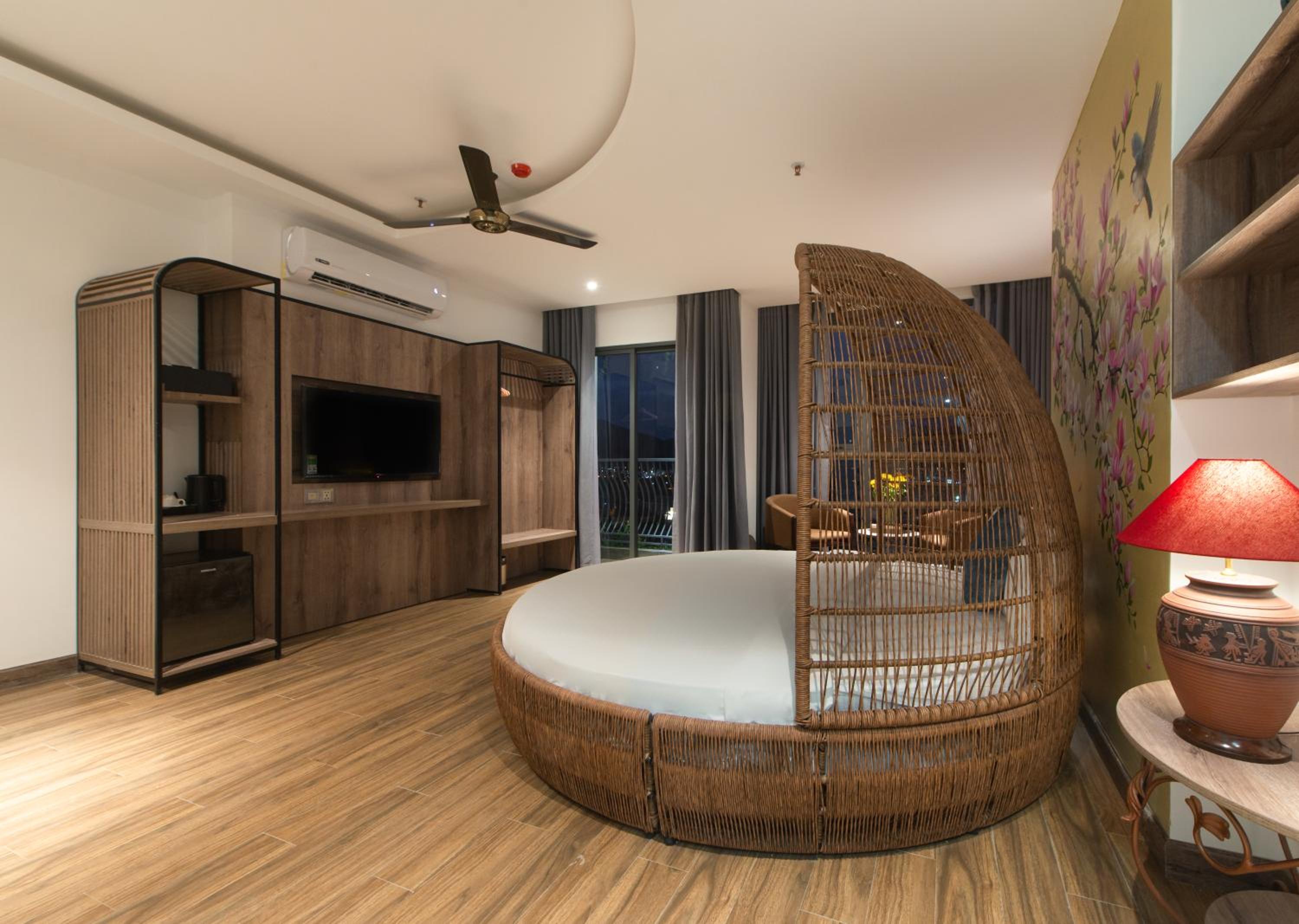 Suite - Photo 15