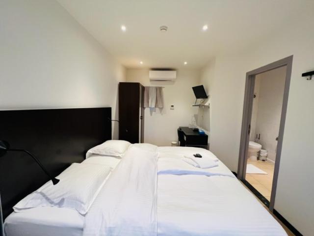 Standard Room - Second Floor - Photo 13
