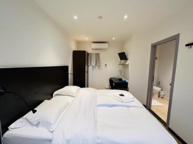 Standard Room - Second Floor - Photo 12