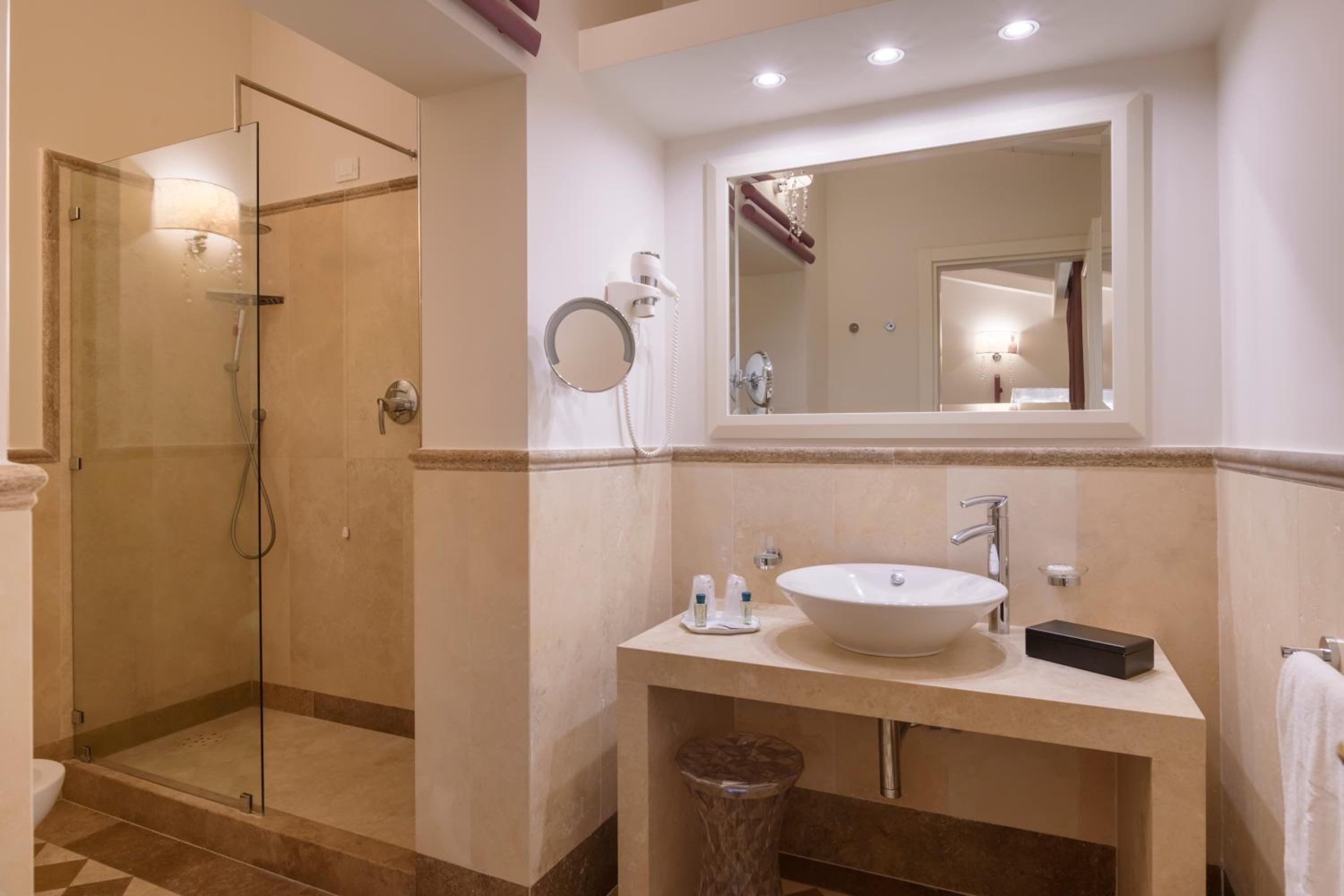 Deluxe Queen Room - Photo 2